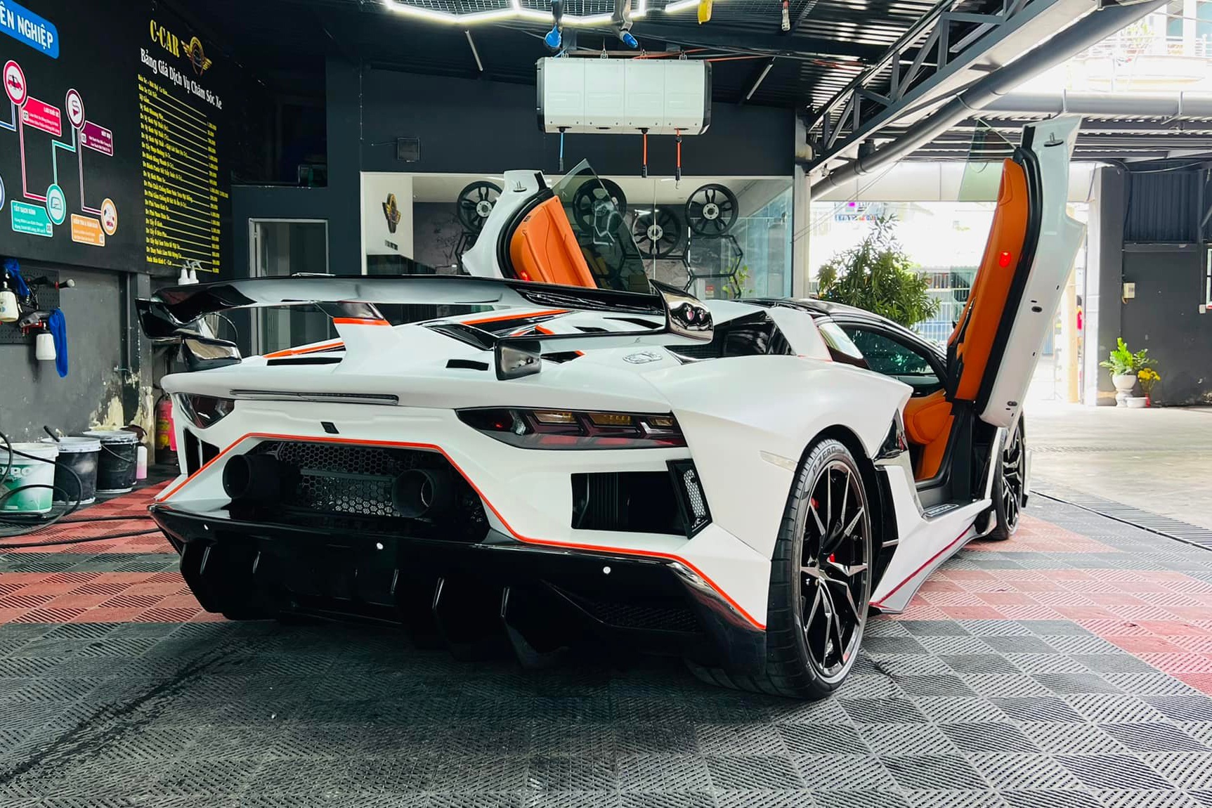 Lamborghini Aventador Roadster anh 5