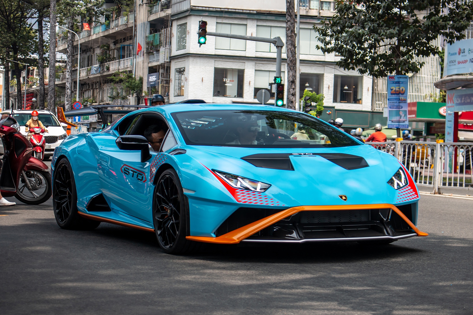 Can canh Lamborghini Huracan STO dau tien tai Viet Nam hinh anh