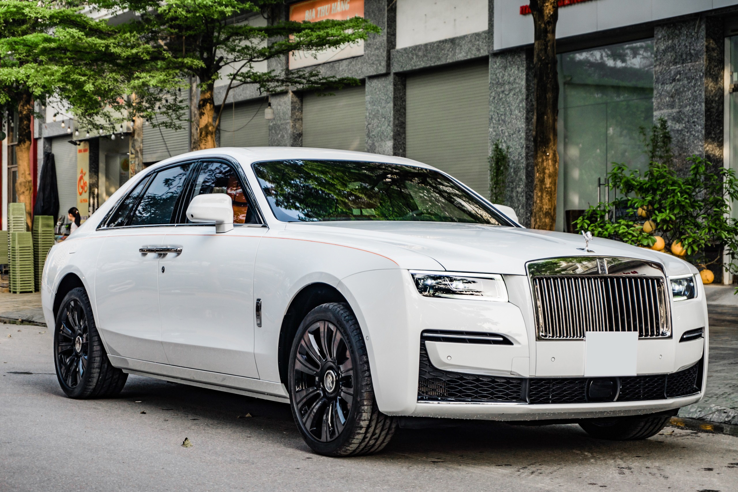 Can canh Rolls-Royce Ghost voi noi that doc dao tai Ha Noi hinh anh