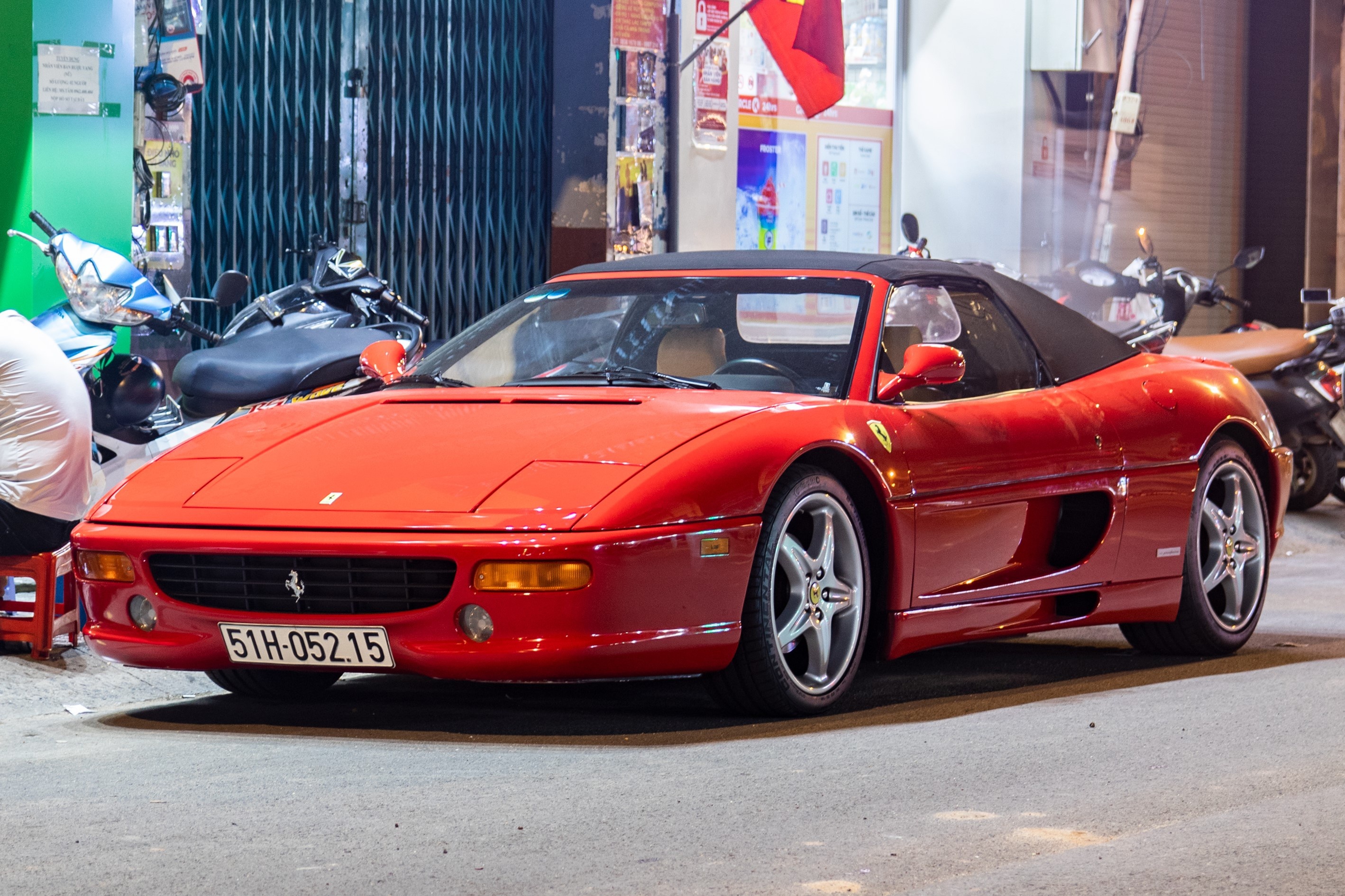 Ong Dang Le Nguyen Vu tau Ferrari 355 F1 Spider gan 30 nam tuoi hinh anh