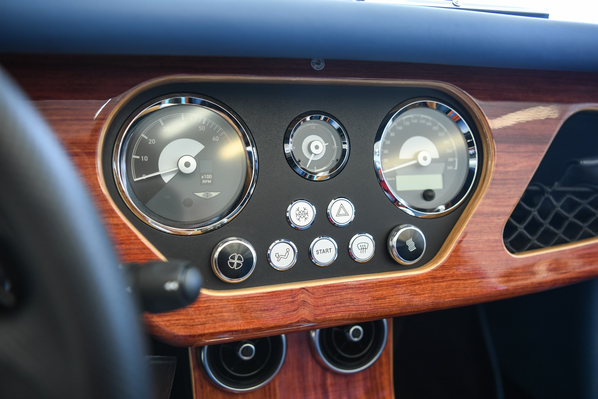 Morgan Plus Six 2022 anh 17