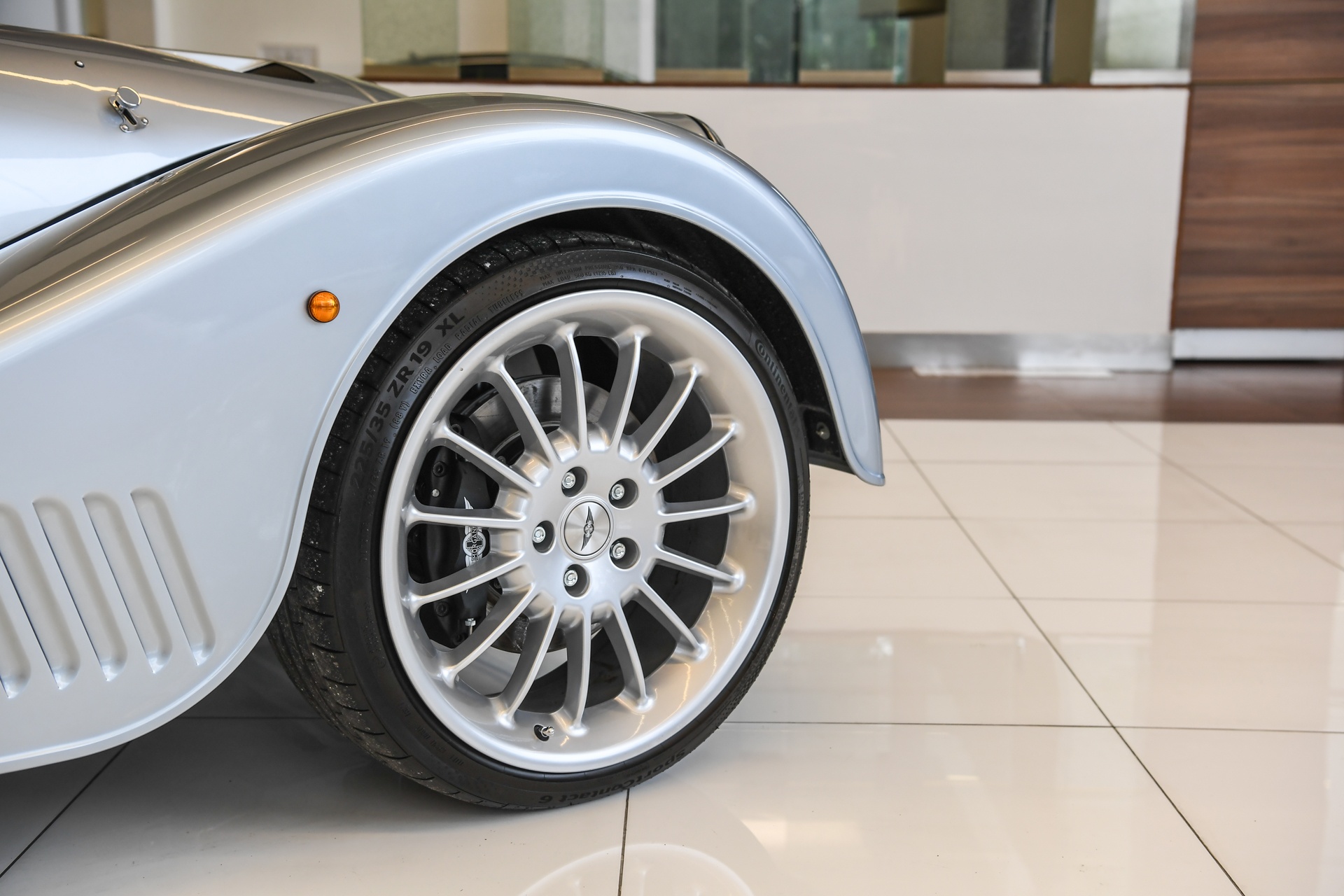 Morgan Plus Six 2022 anh 6