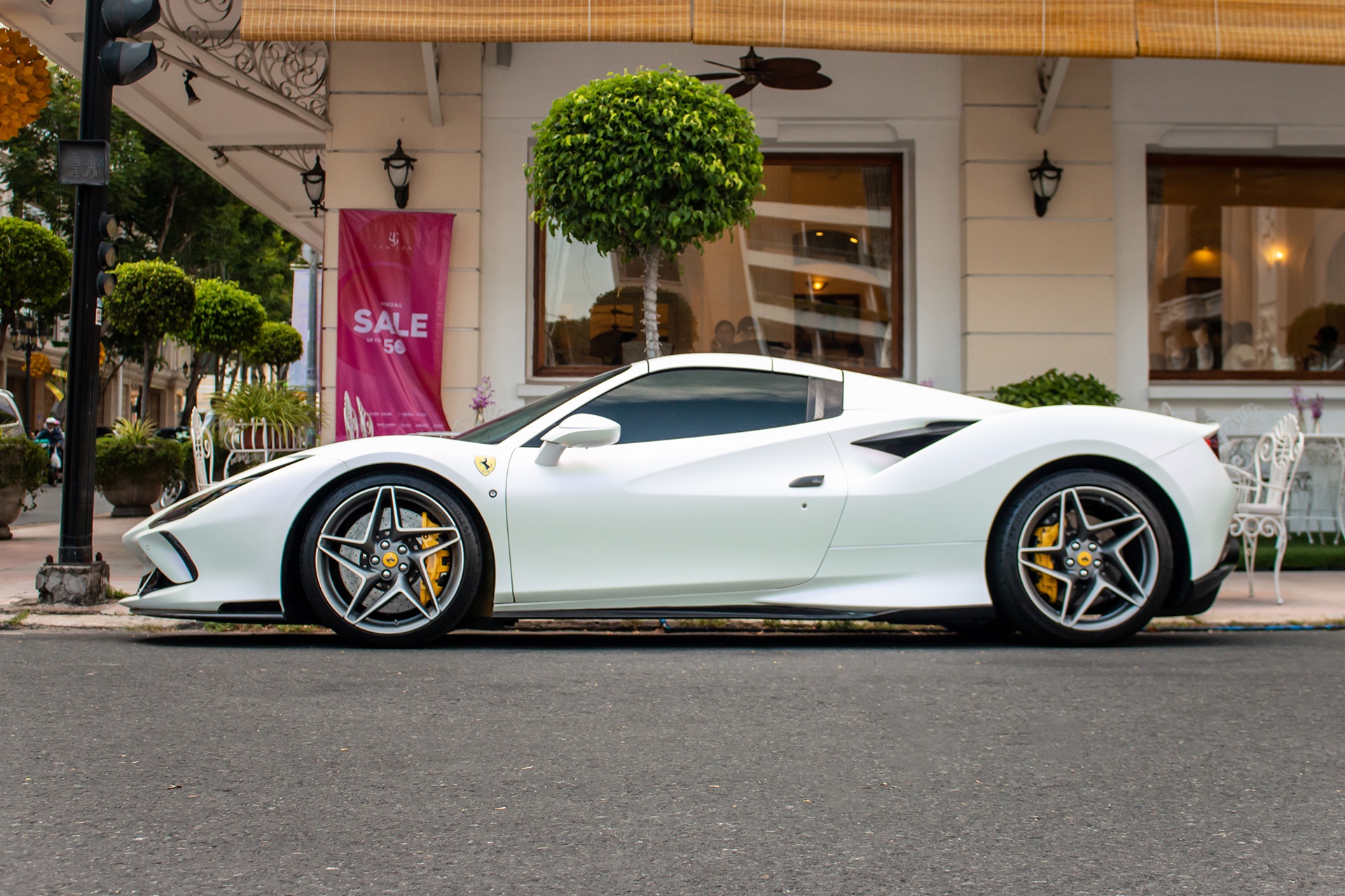 Ferrari F8 Spider anh 2