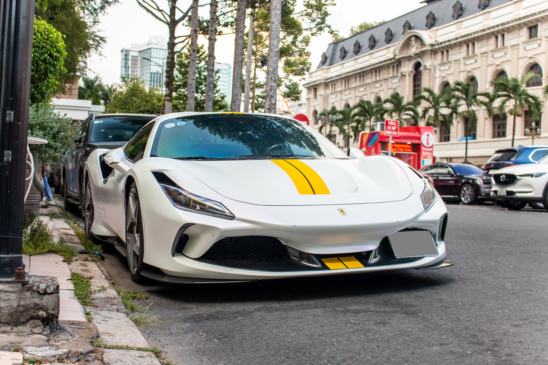 Ferrari F8 Spider anh 1