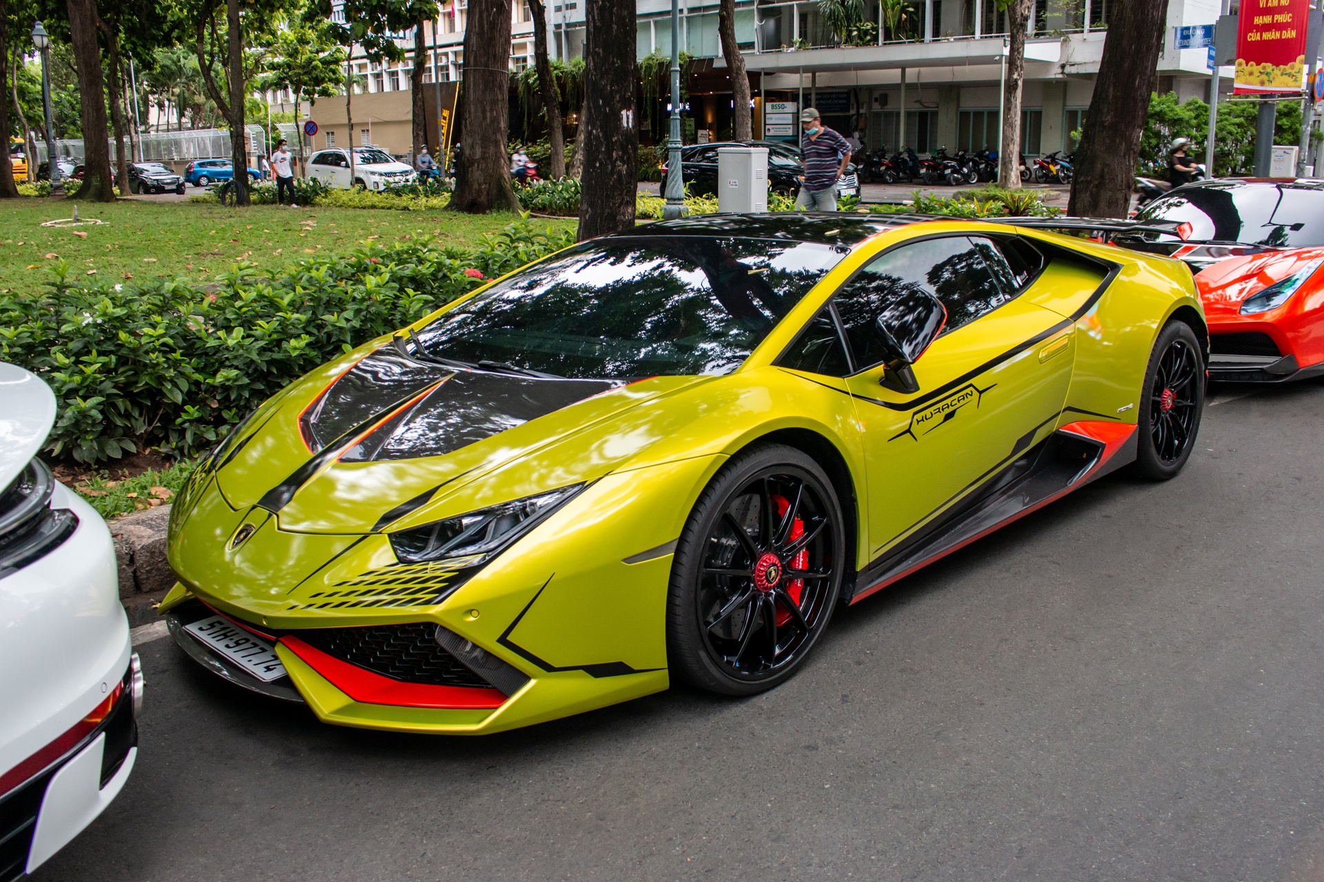 sieu xe xuong pho dip nghi le anh 1