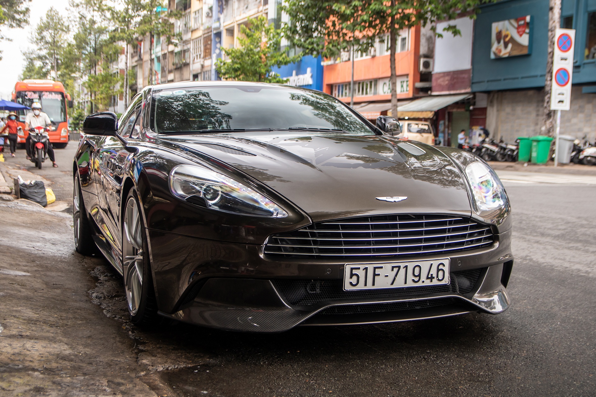 Can canh Aston Martin Vanquish cua ong Dang Le Nguyen Vu hinh anh