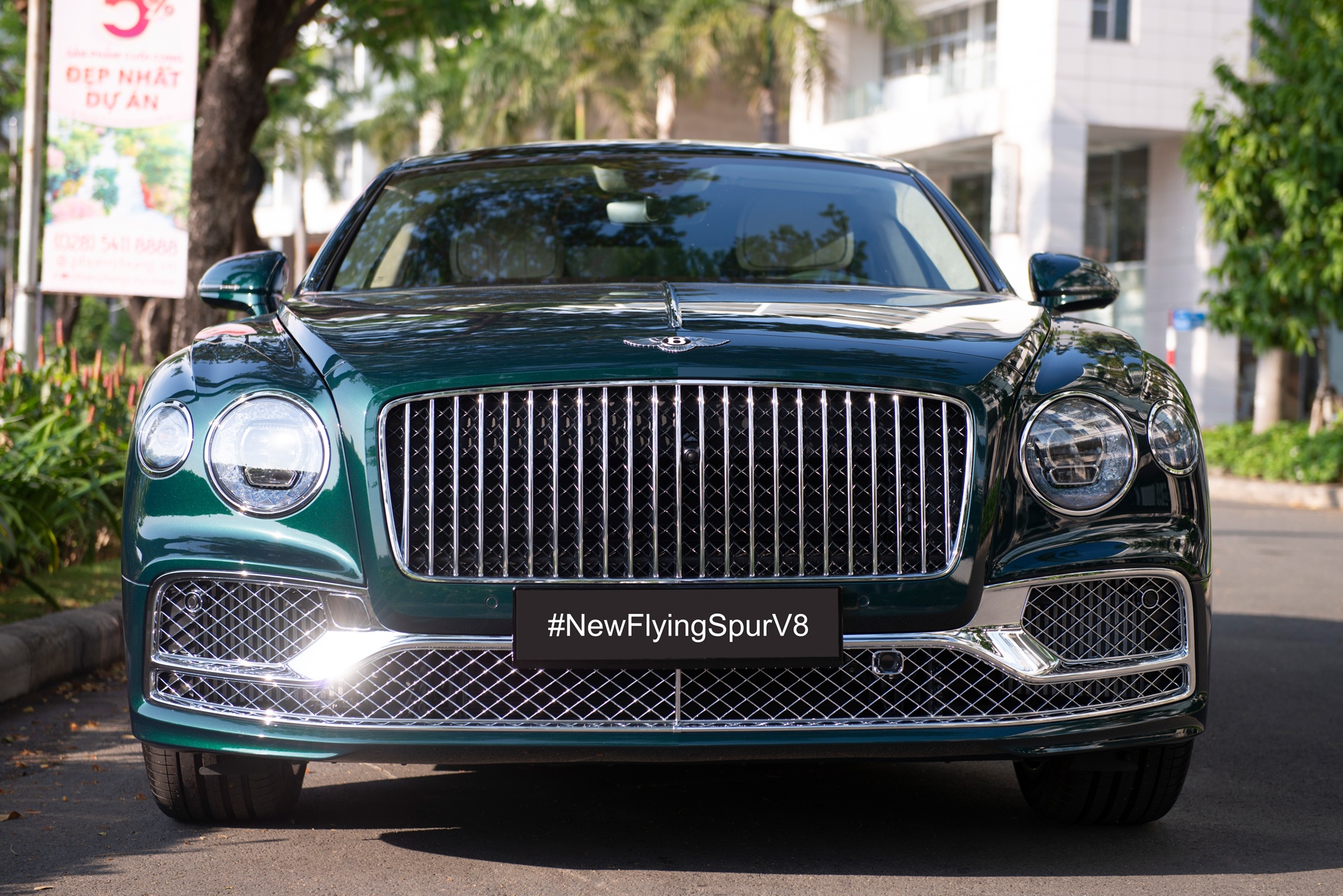 Chi tiet Bentley Flying Spur V8 voi mau son dac biet tai Viet Nam hinh anh