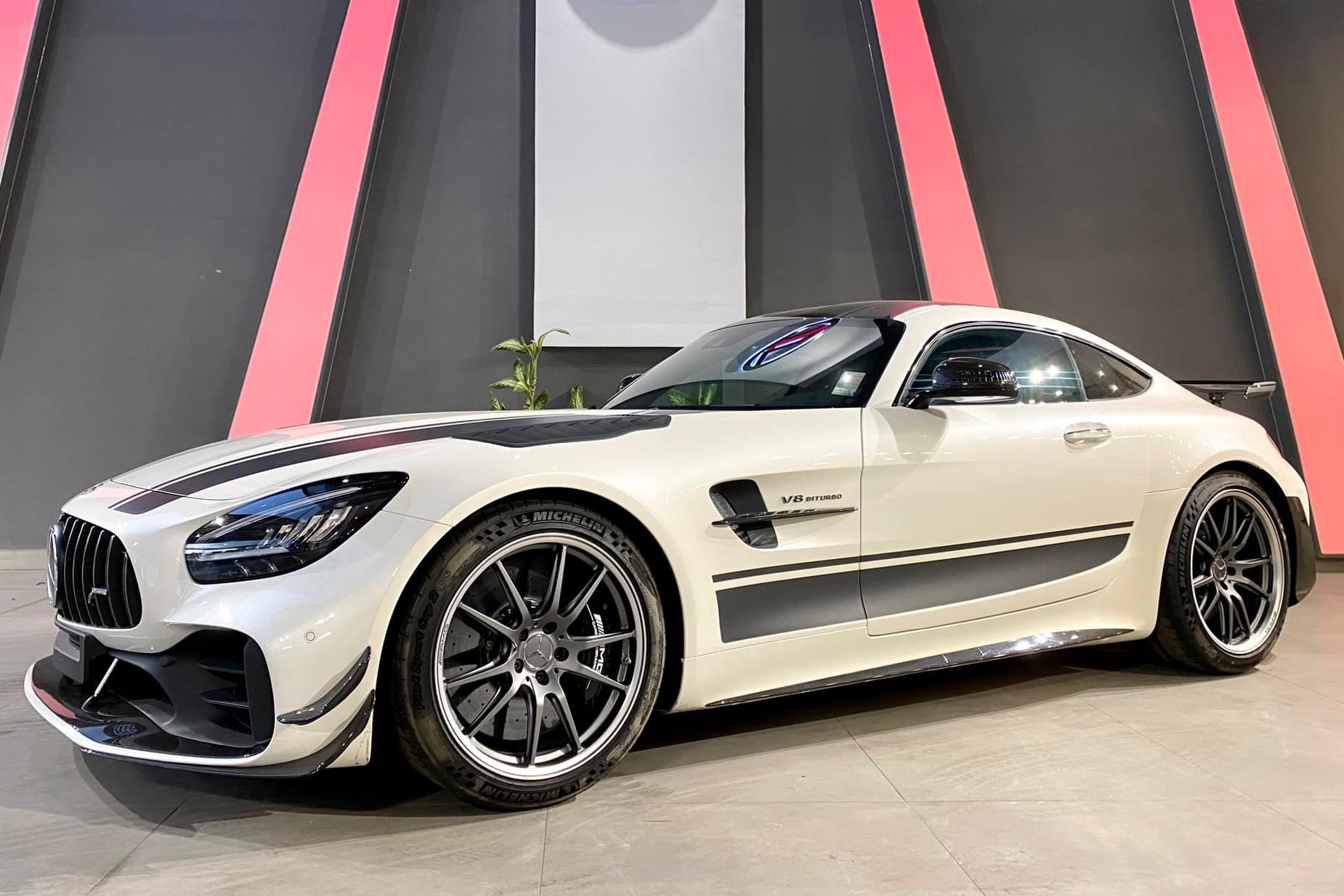 Ong Dang Le Nguyen Vu so huu Mercedes-AMG GT R Pro hinh anh