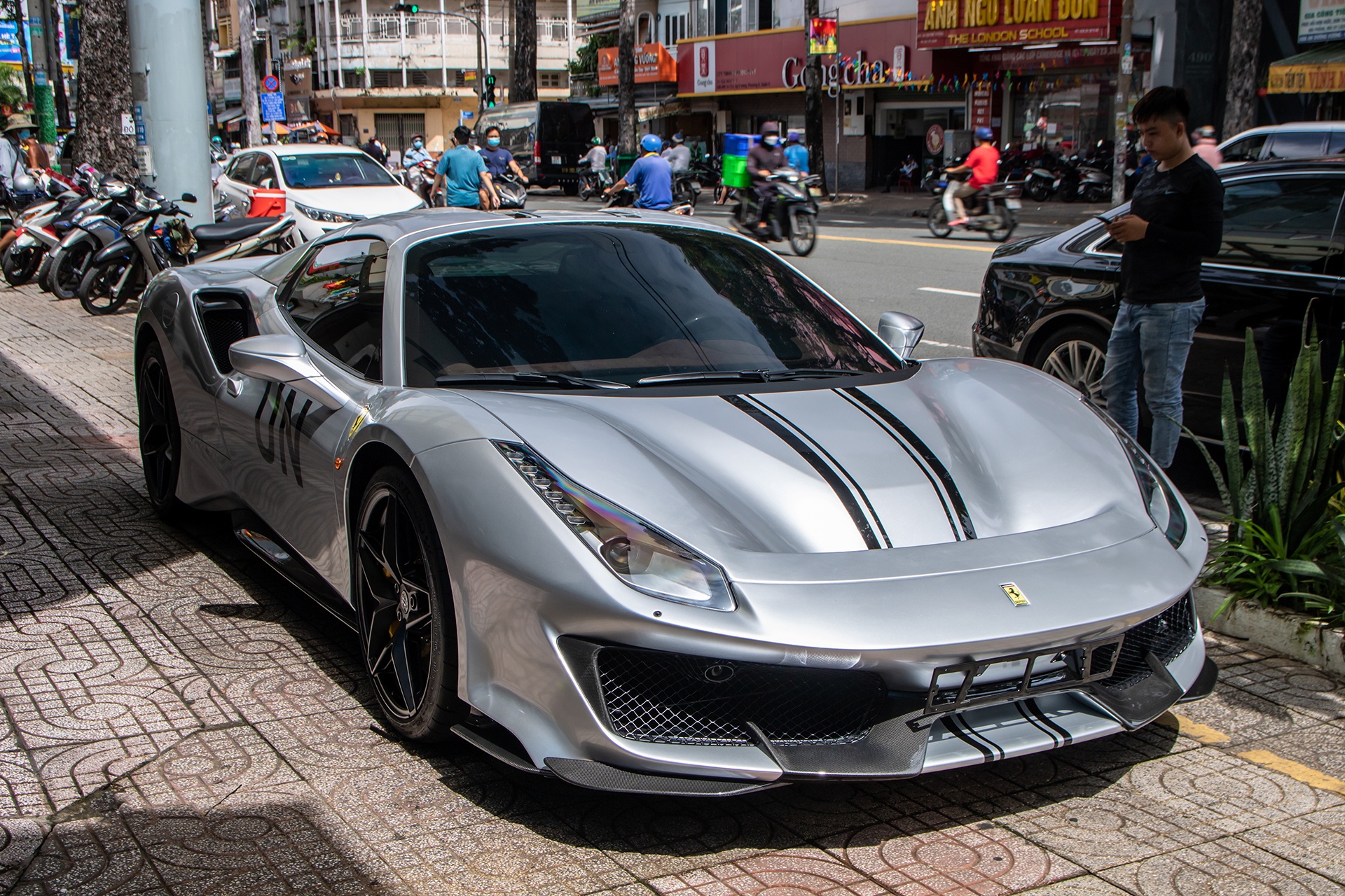 Chi tiet Ferrari 488 Pista Spider duoc lam moi ngoai that tai TP.HCM hinh anh