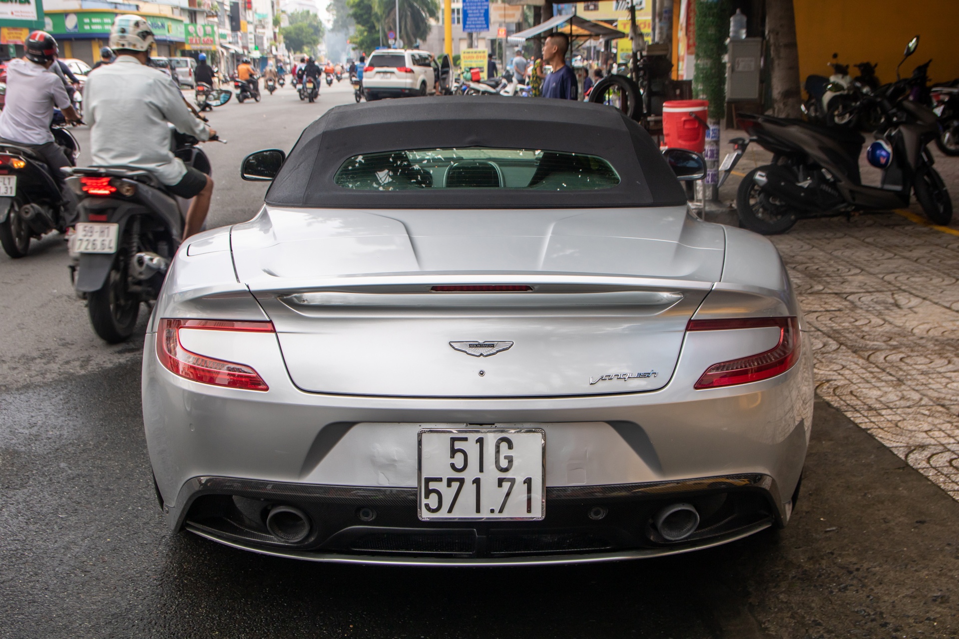 Aston Martin Vanquish Volante anh 17