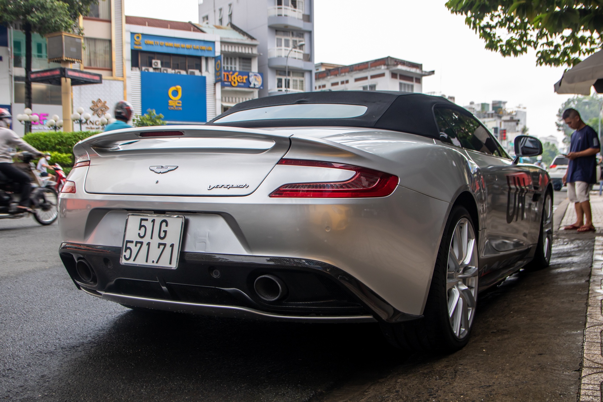 Aston Martin Vanquish Volante anh 15