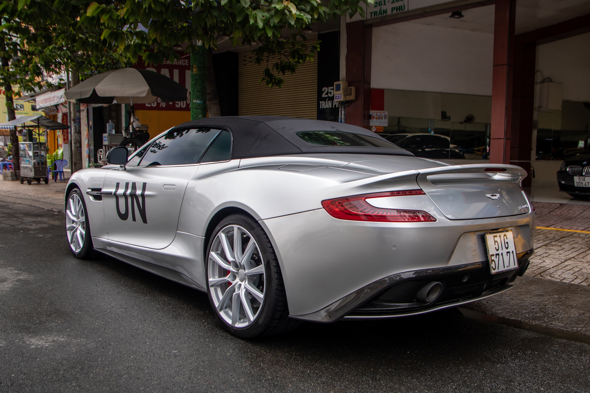 Aston Martin Vanquish Volante anh 4