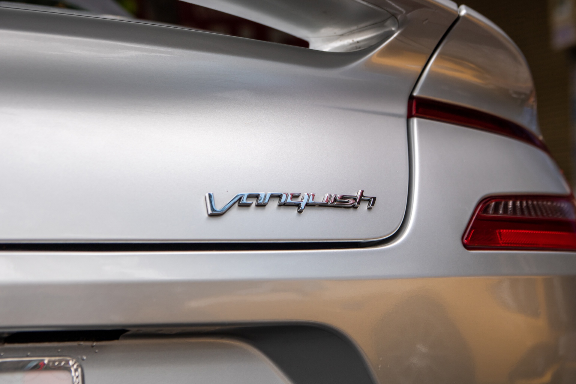 Aston Martin Vanquish Volante anh 16