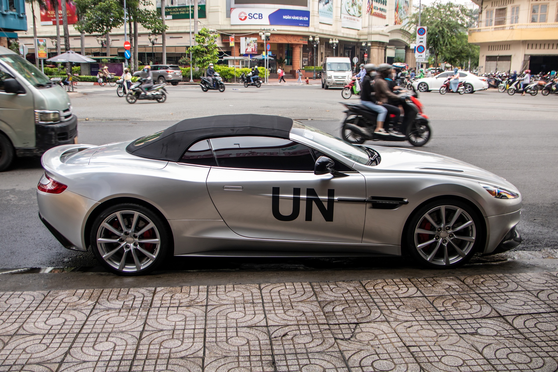 Aston Martin Vanquish Volante anh 5