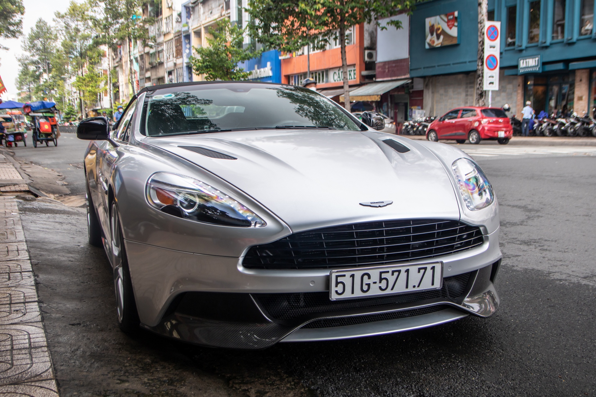 Aston Martin Vanquish Volante anh 1