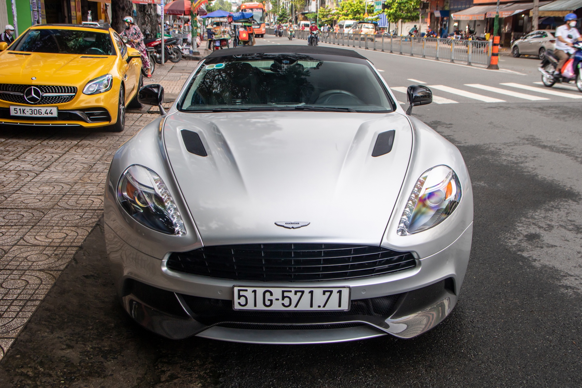 Aston Martin Vanquish Volante anh 2