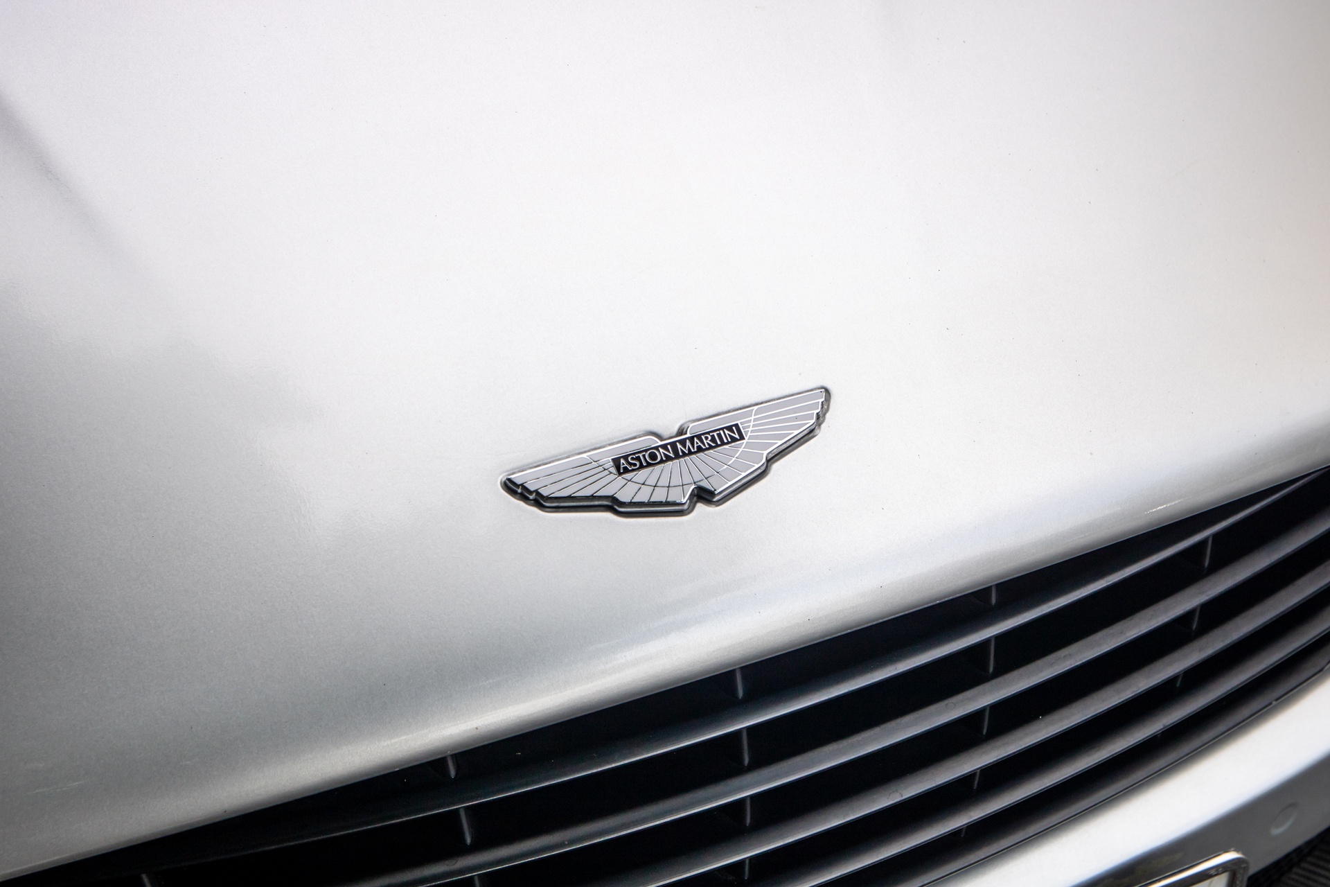 Aston Martin Vanquish Volante anh 14