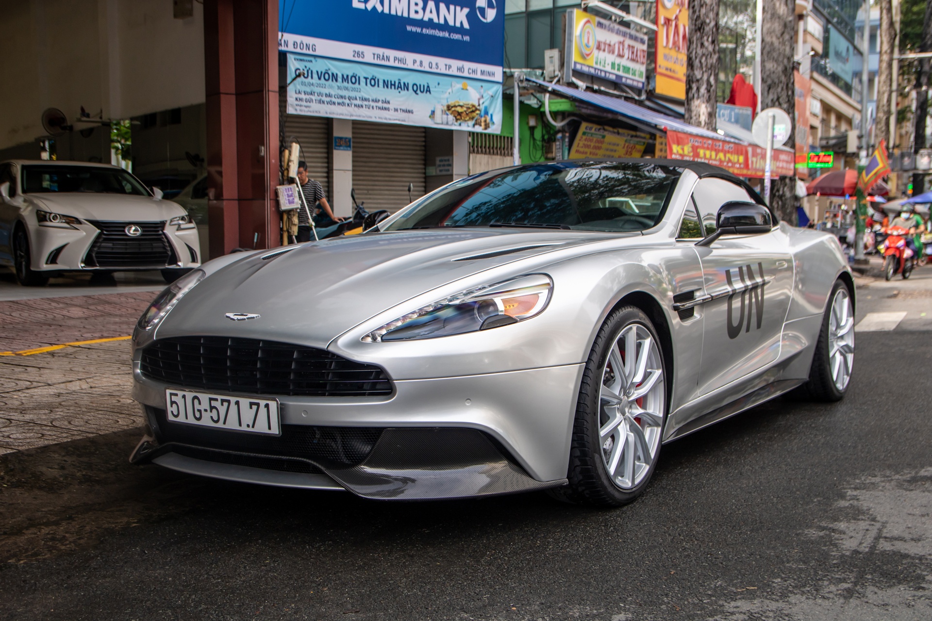 Aston Martin Vanquish mui tran duoc lam moi ngoai that tai TP.HCM hinh anh