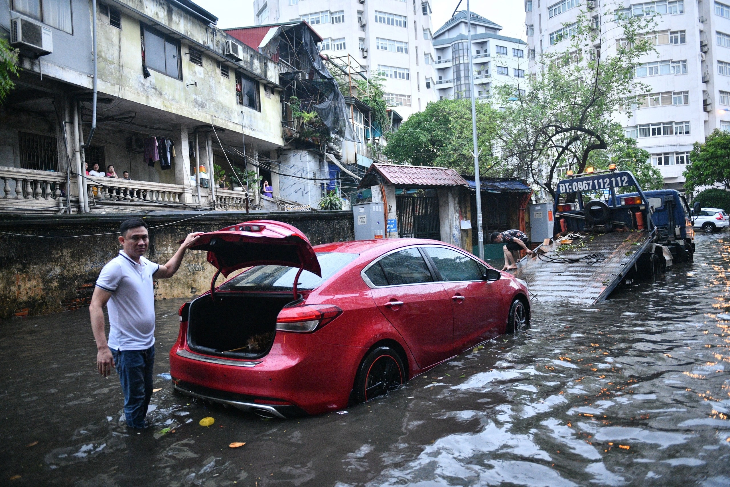 Can than khi di oto qua vung nuoc ngap hinh anh