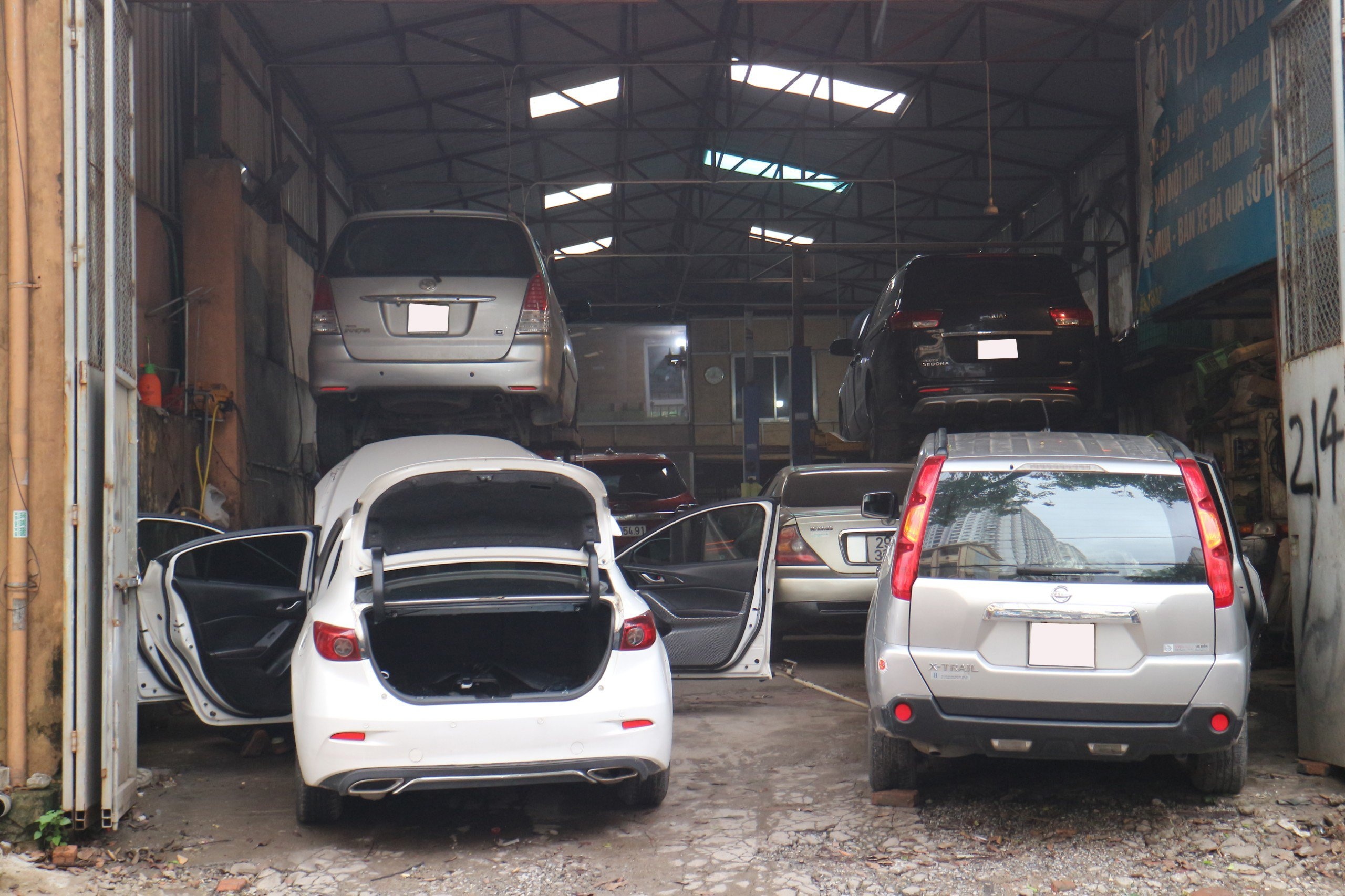 Xep hang ve sinh oto sau tran mua ky luc tai Ha Noi hinh anh