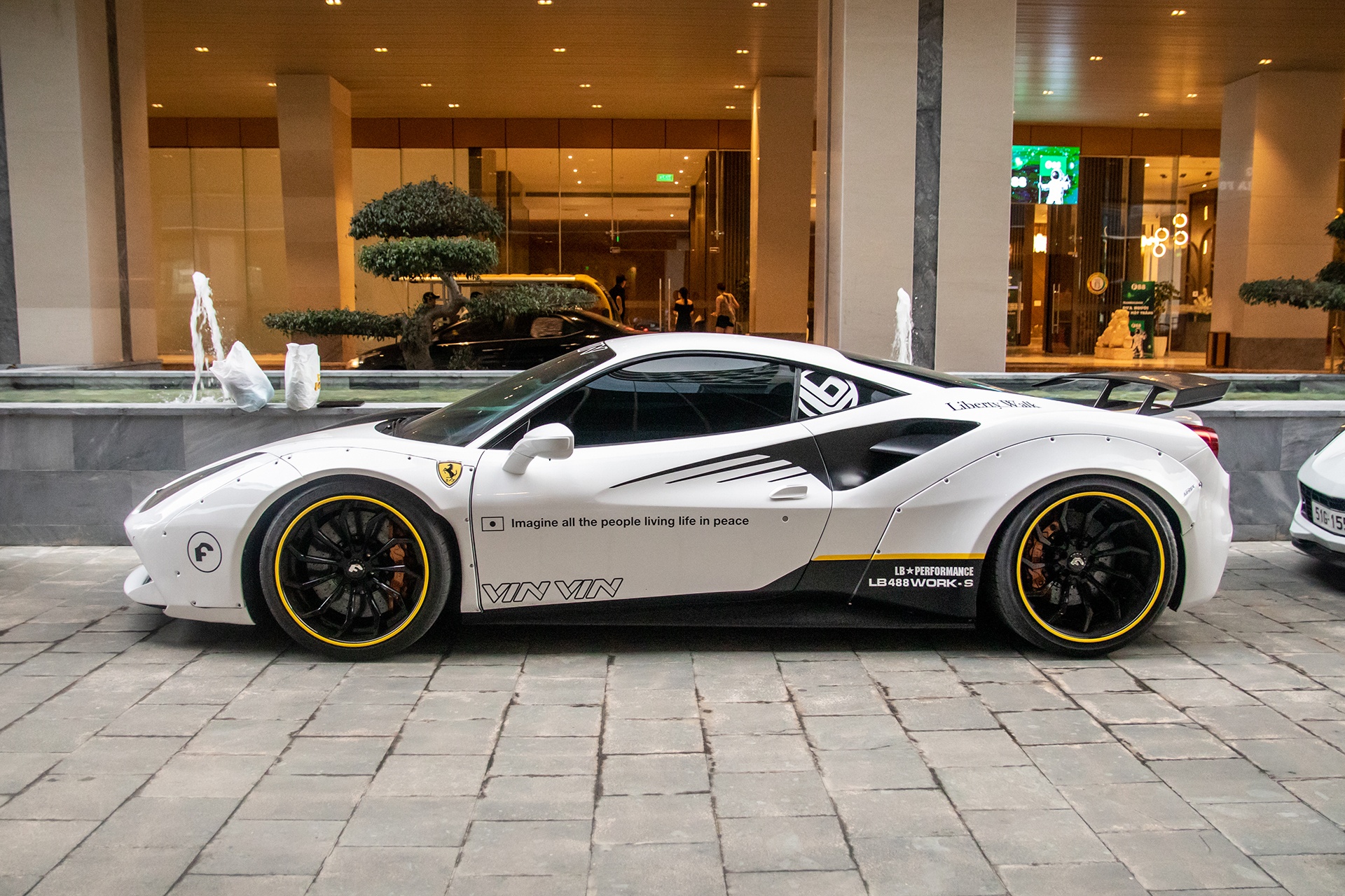 Ferrari 488 GTB do Liberty Walk anh 8
