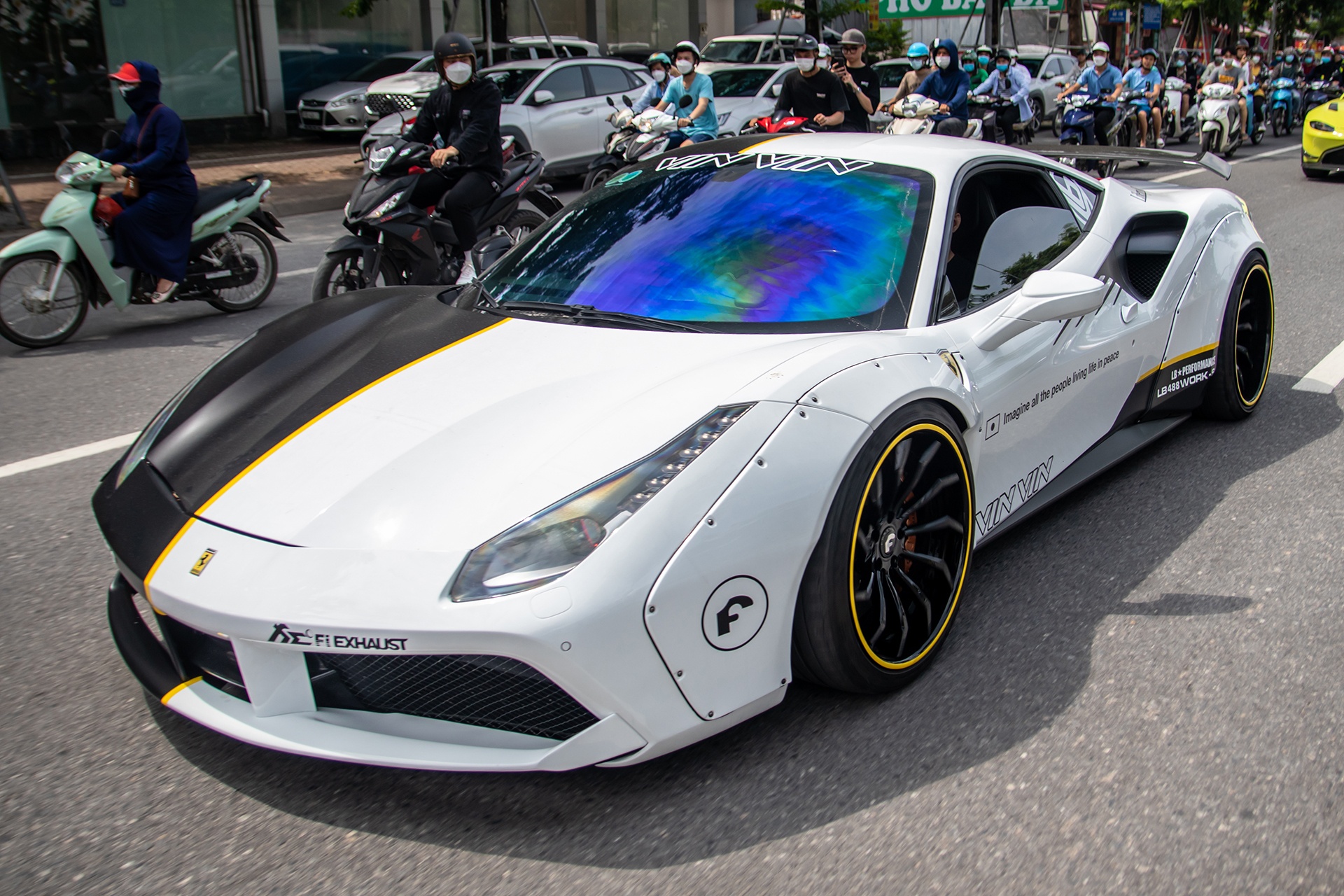 Chi tiet sieu xe Ferrari 488 GTB do Liberty Walk co ngoai that la mat hinh anh