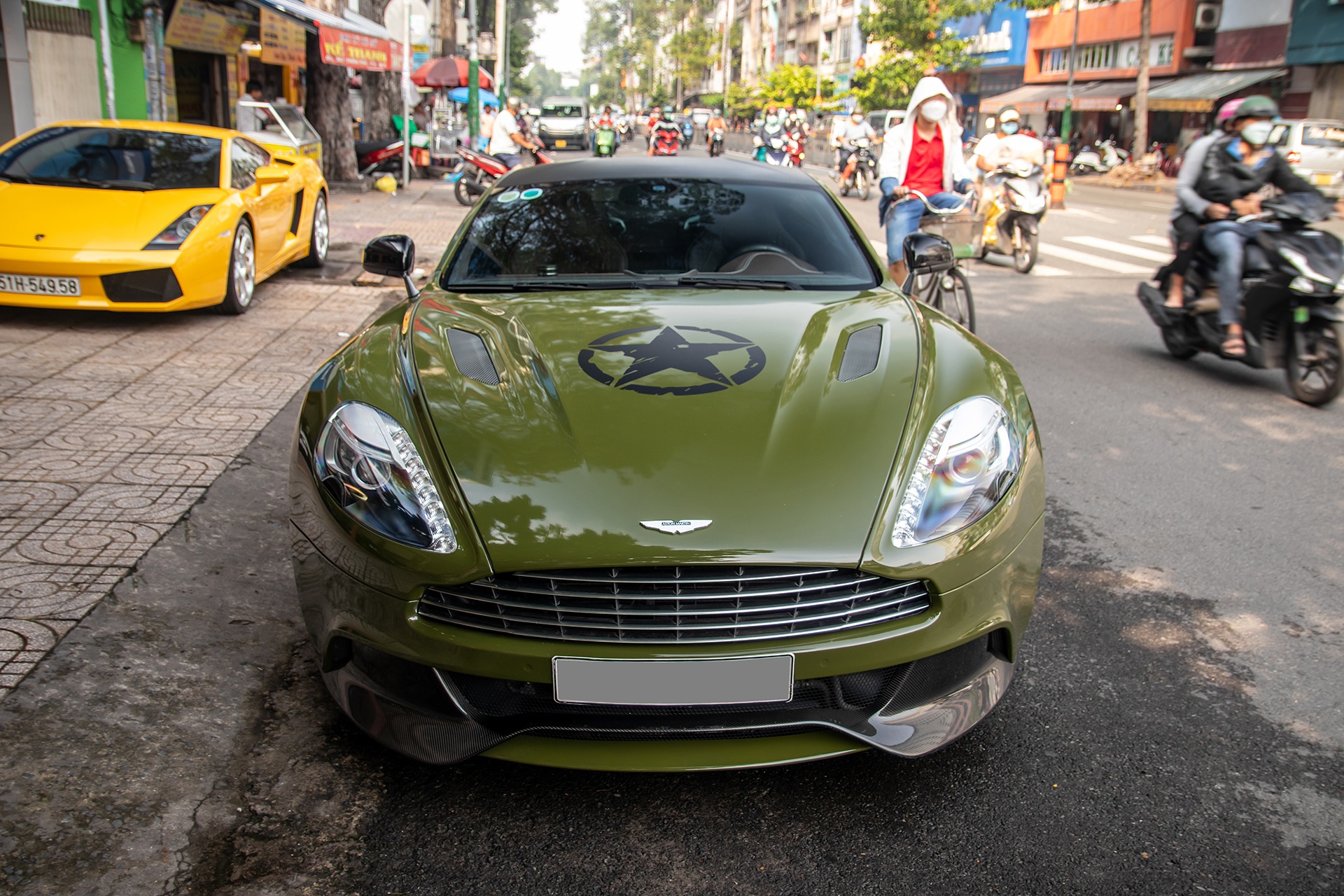 Aston Martin Vanquish anh 2