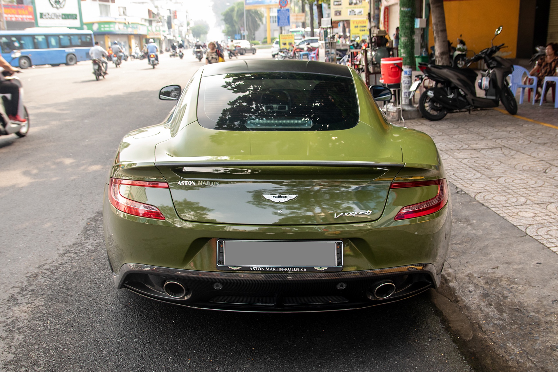Aston Martin Vanquish anh 10