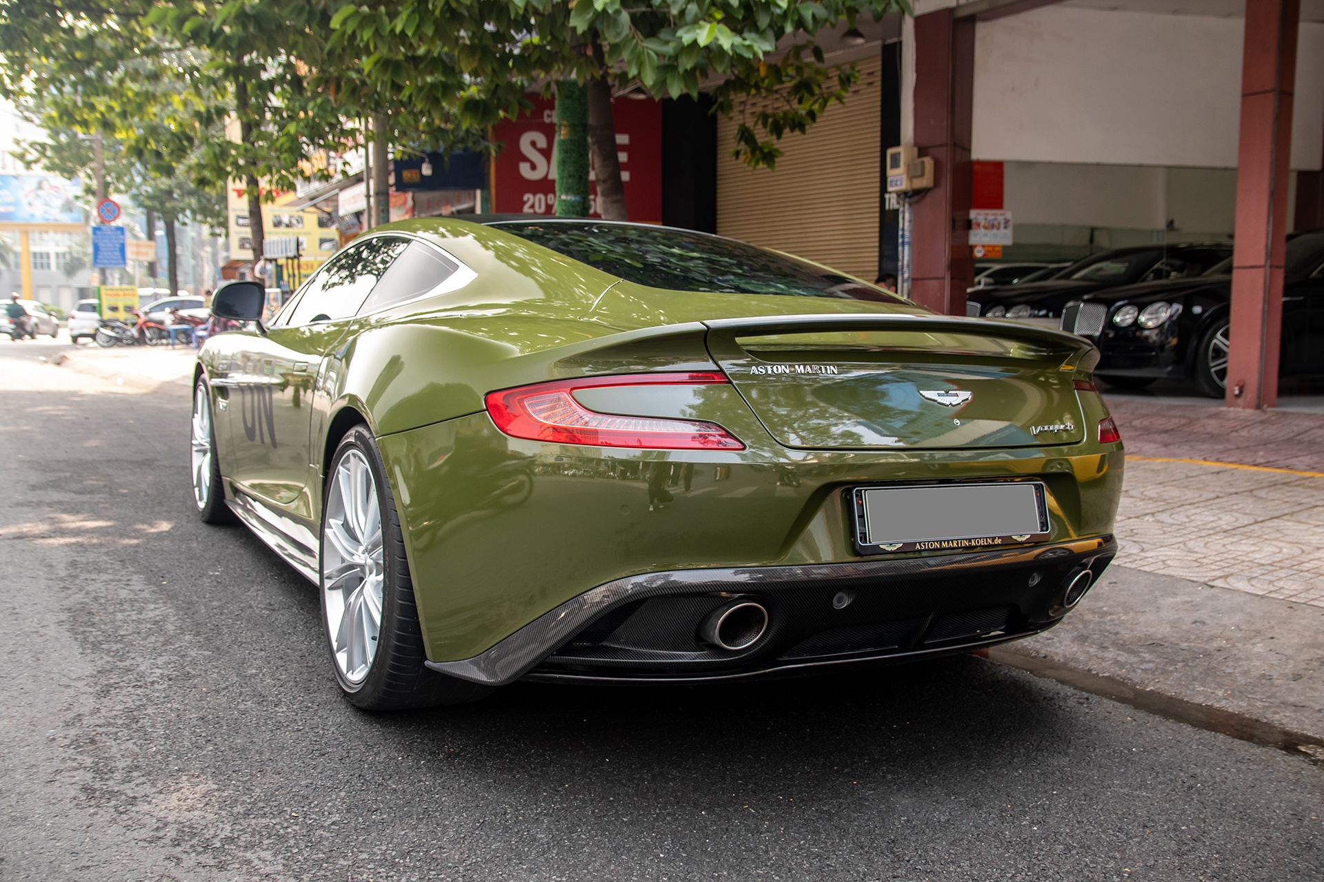 Aston Martin Vanquish anh 11