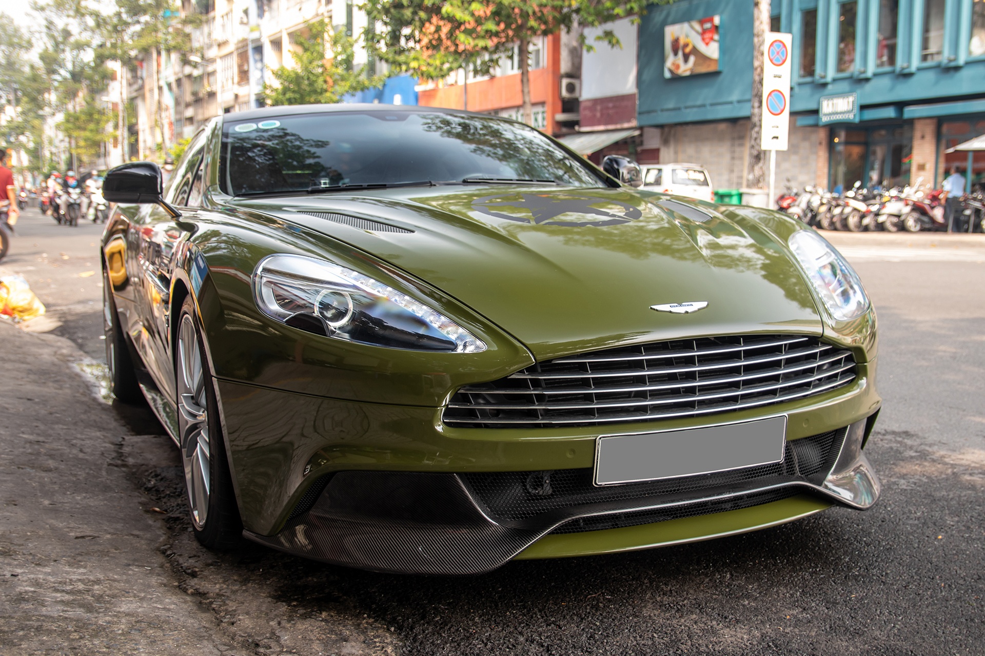 Aston Martin Vanquish mau xanh la mat tai TP.HCM hinh anh