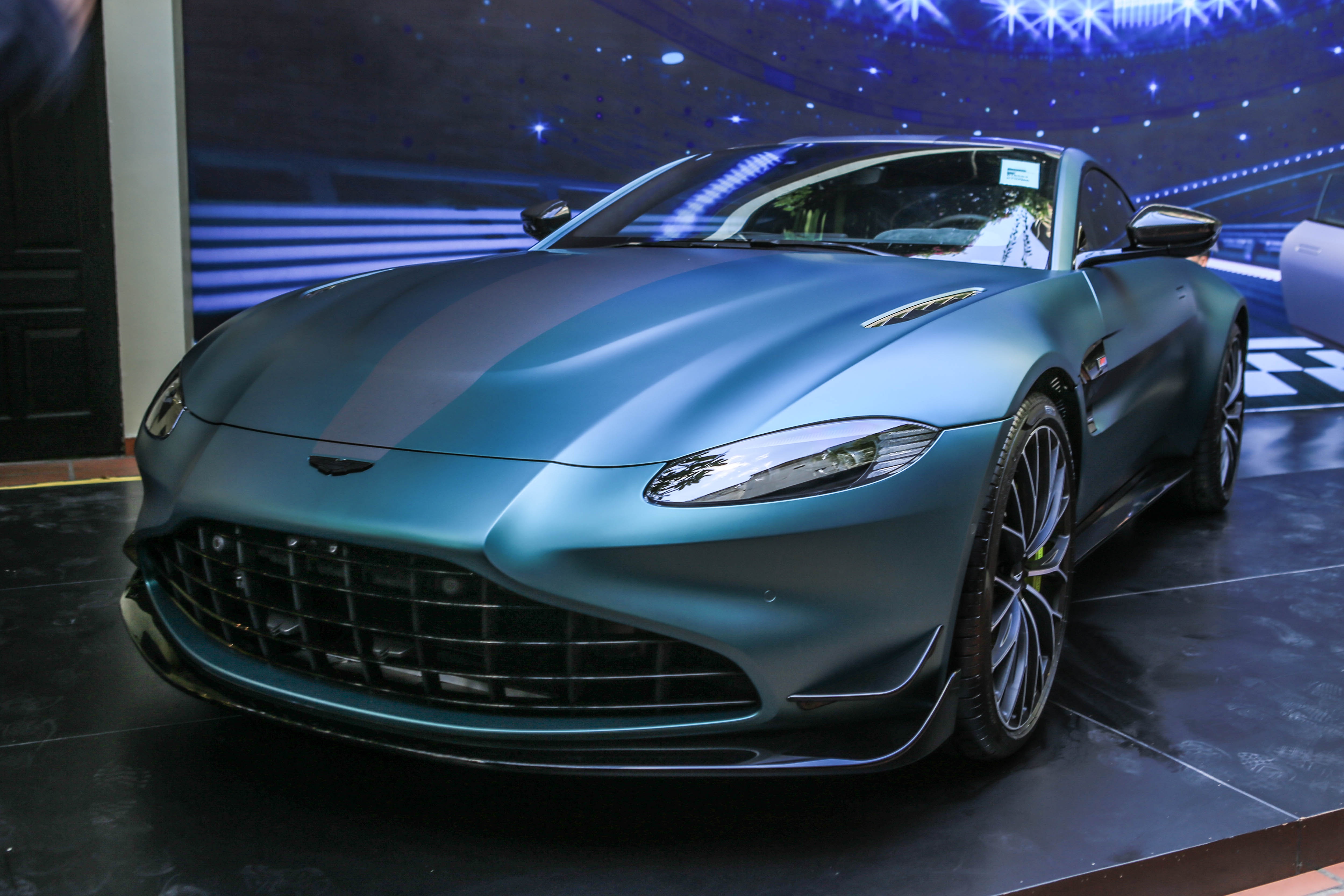 Can canh Aston Martin Vantage F1 Edition dau tien tai Viet Nam hinh anh