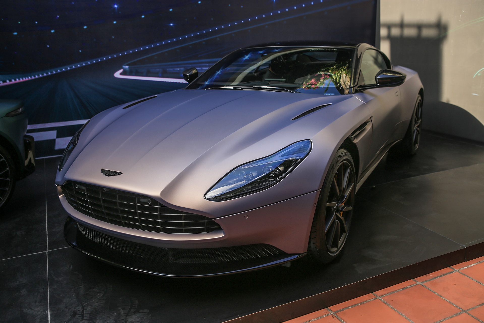 Can canh Aston Martin DB11 mau doc tai Viet Nam hinh anh
