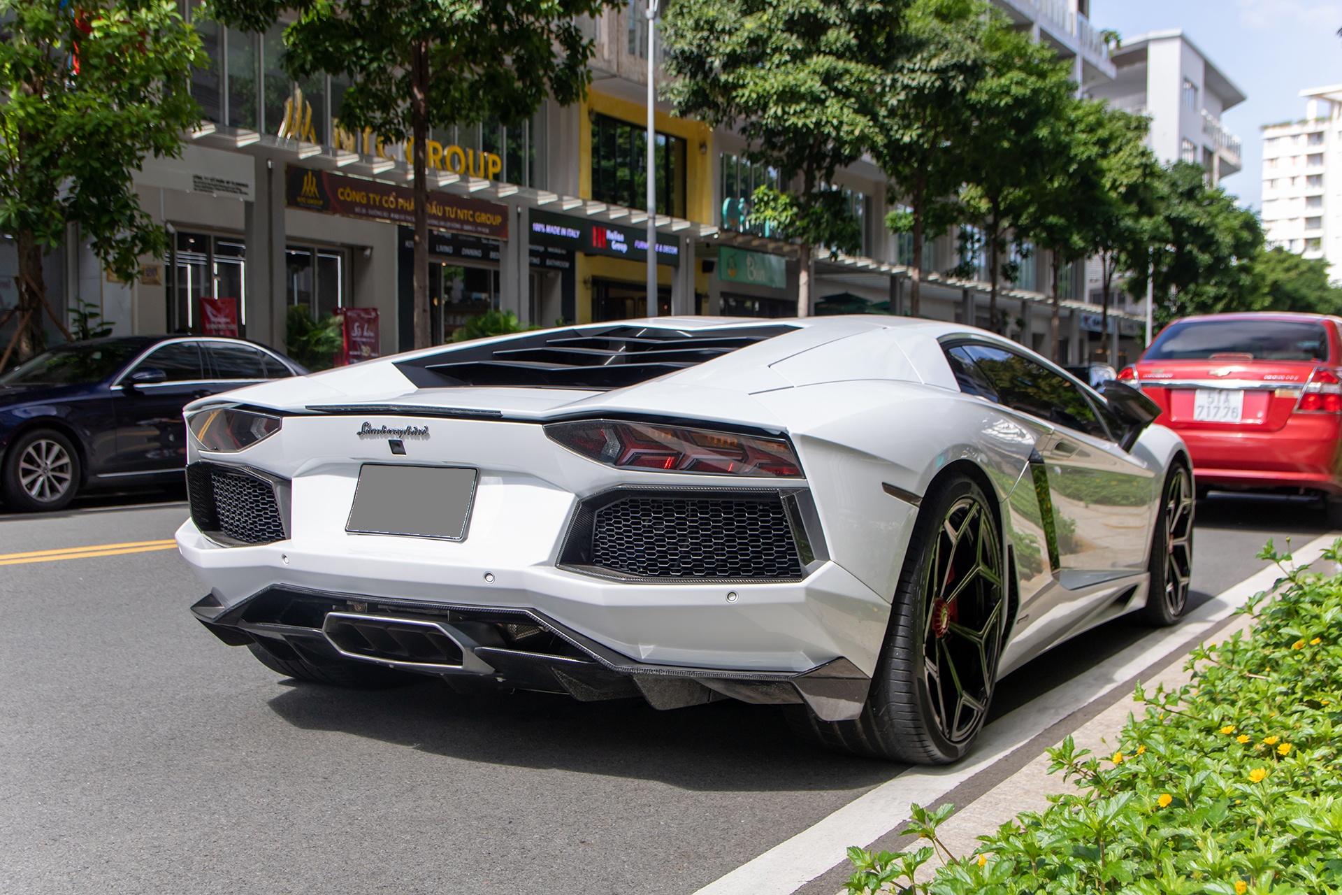 Lamborghini Aventador anh 7
