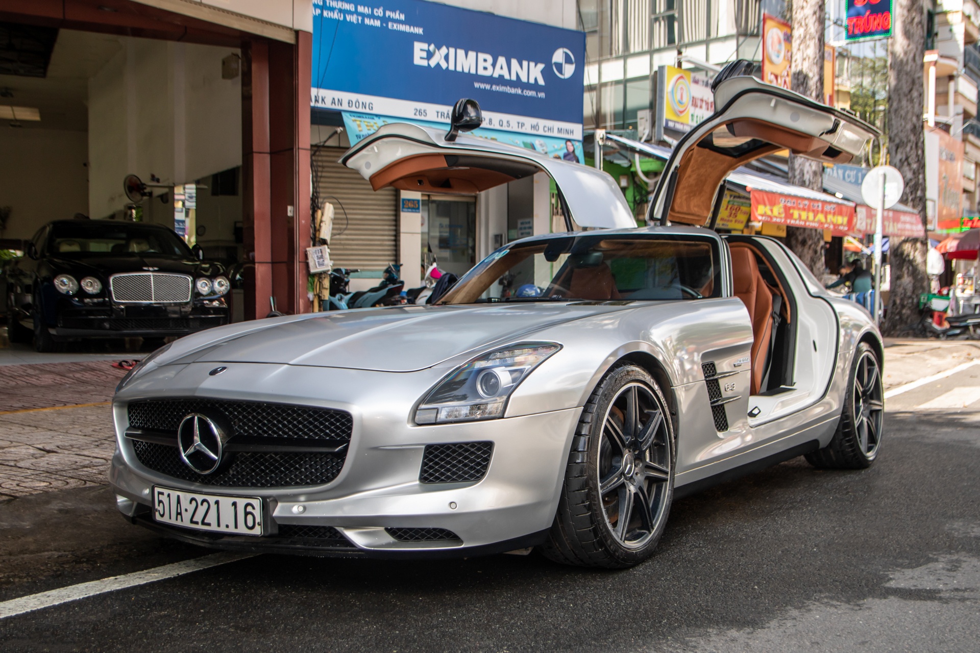 Mercedes-AMG SLS dau tien ve Viet Nam tai xuat voi dien mao moi hinh anh