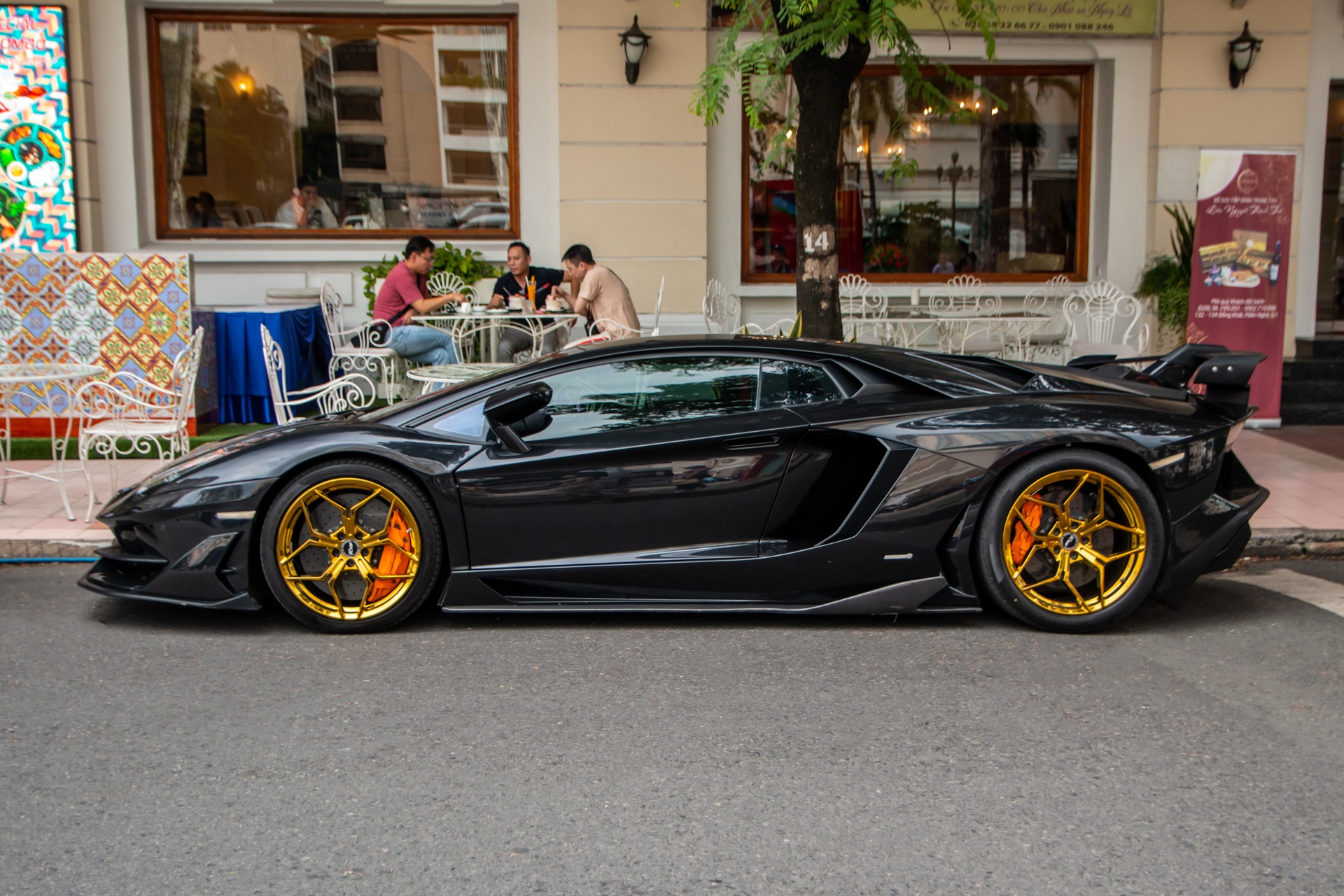 Lamborghini Aventador anh 2