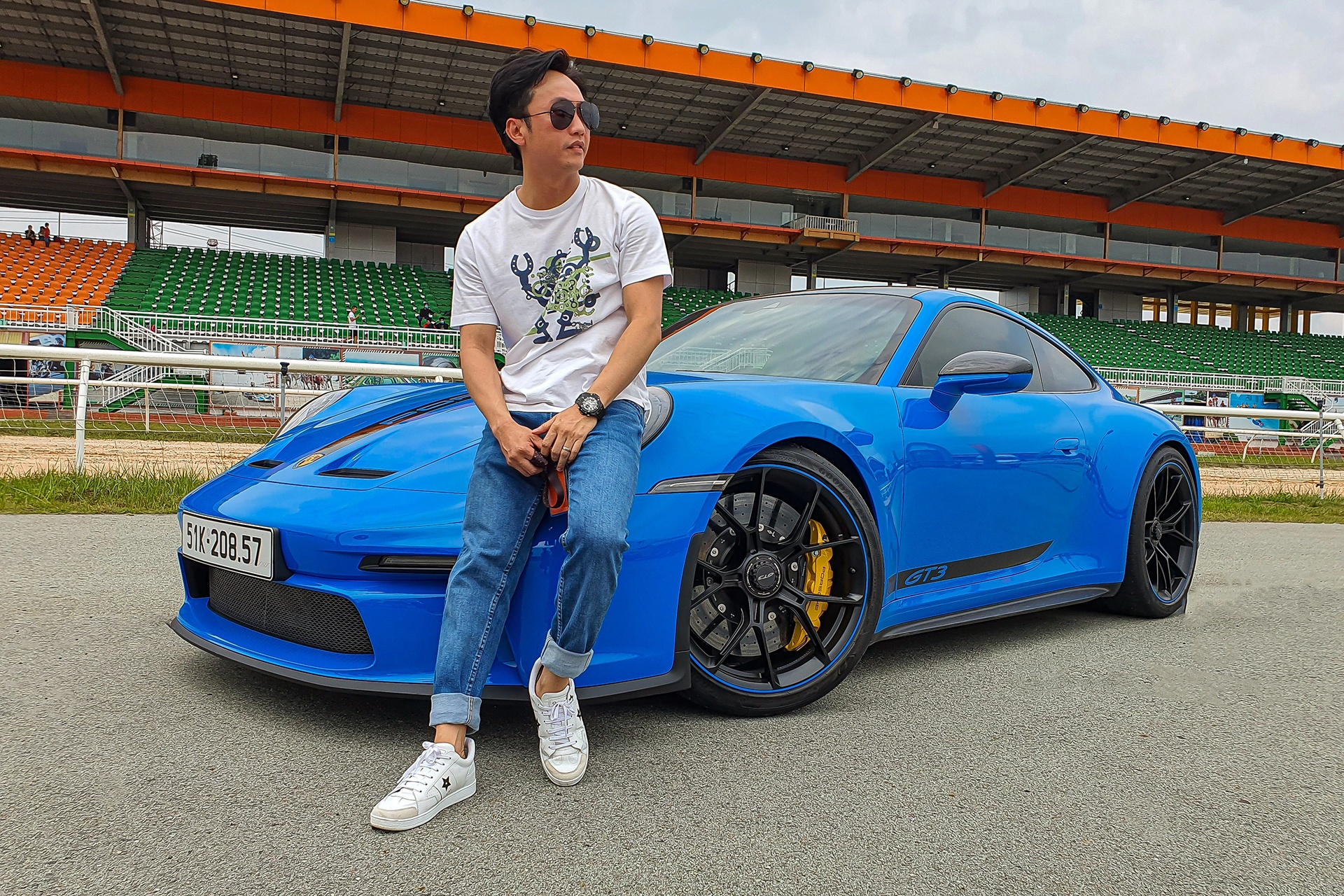 Ong Nguyen Quoc Cuong cam lai Porsche 911 GT3 2022 tai truong dua hinh anh