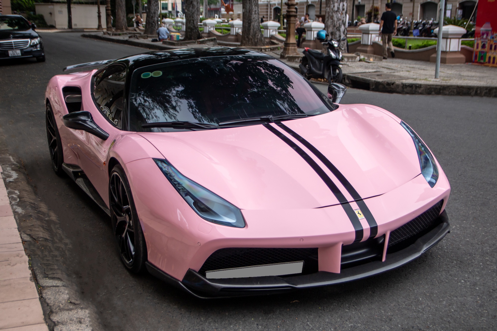 Can canh Ferrari 488 GTB voi ngoai that mau hong tai TP.HCM hinh anh