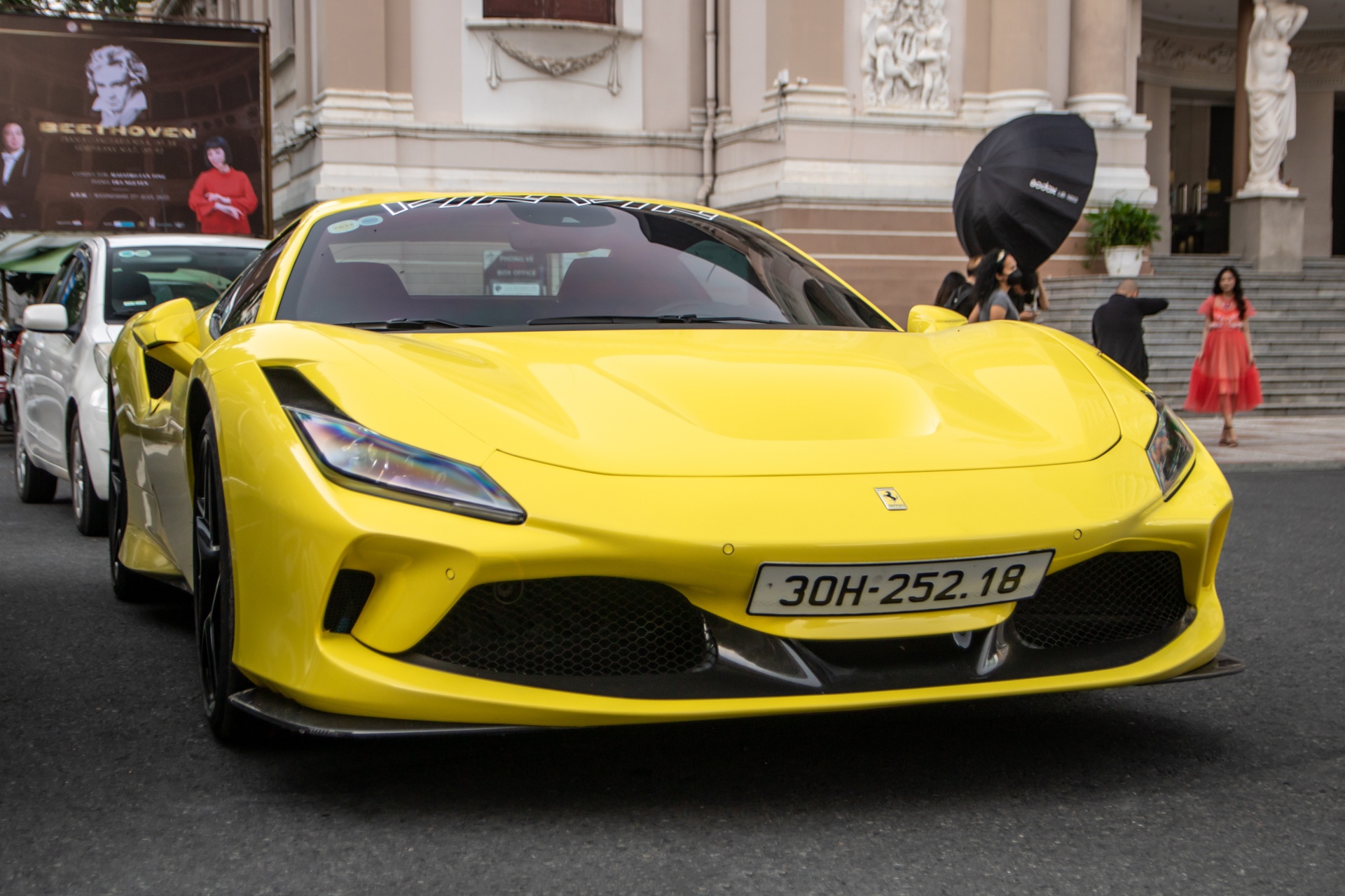 Ferrari F8 Spider anh 2