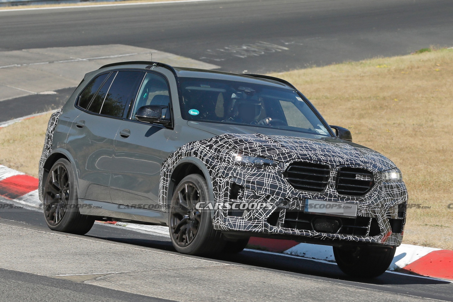 BMW X5 M 2023 lo dien tren duong thu hinh anh