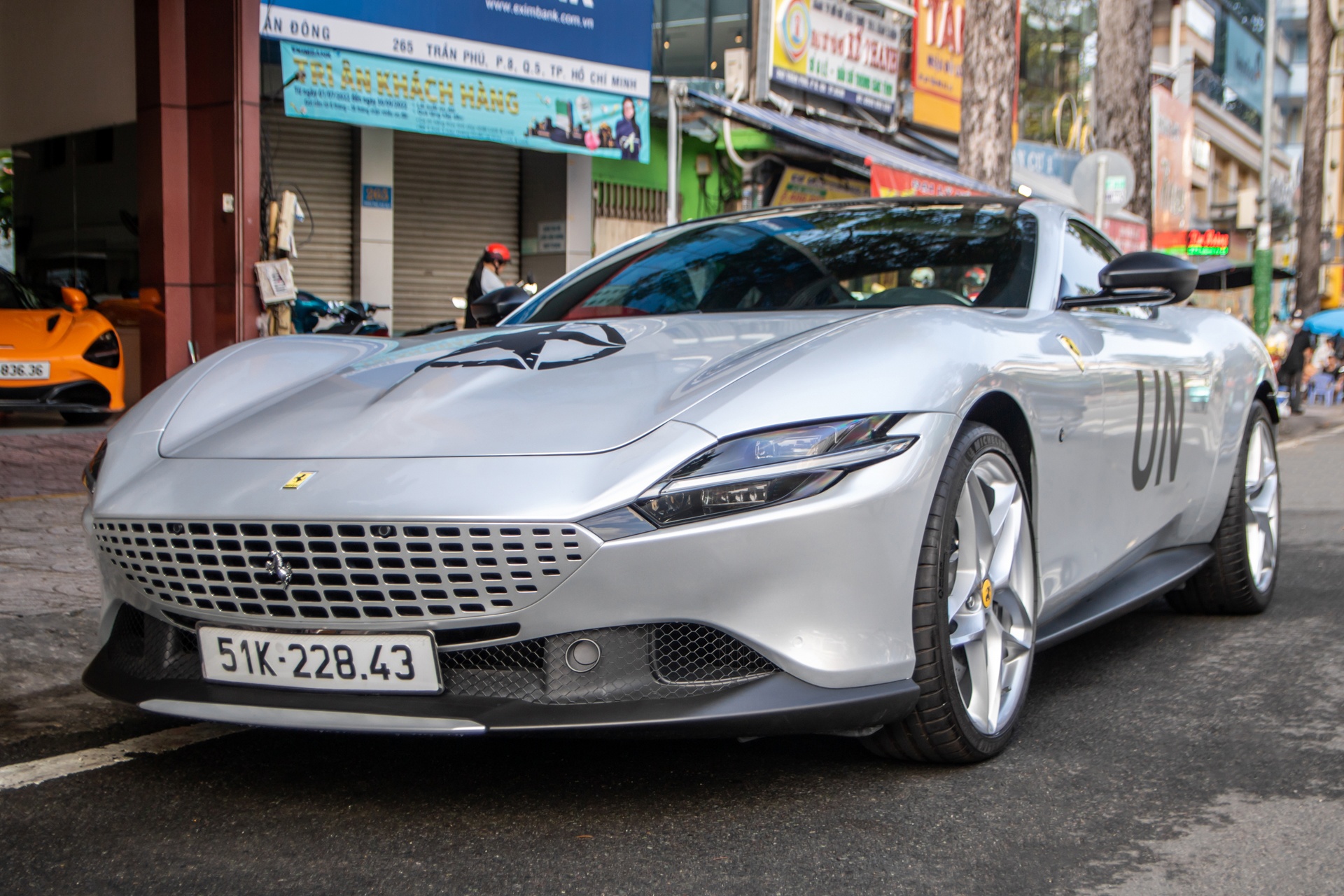 Hang hiem Ferrari Roma tai xuat voi dien mao moi hinh anh