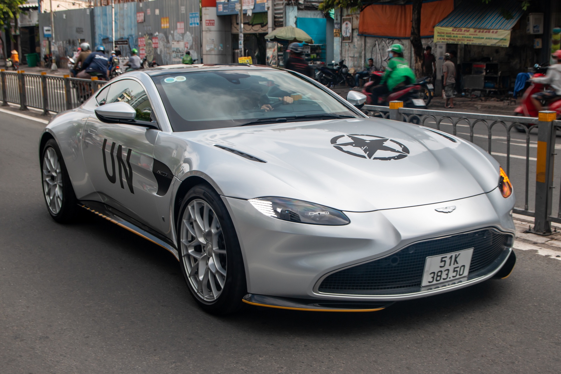 Aston Martin Vantage phien ban 007 lan dau lan banh tai Viet Nam hinh anh