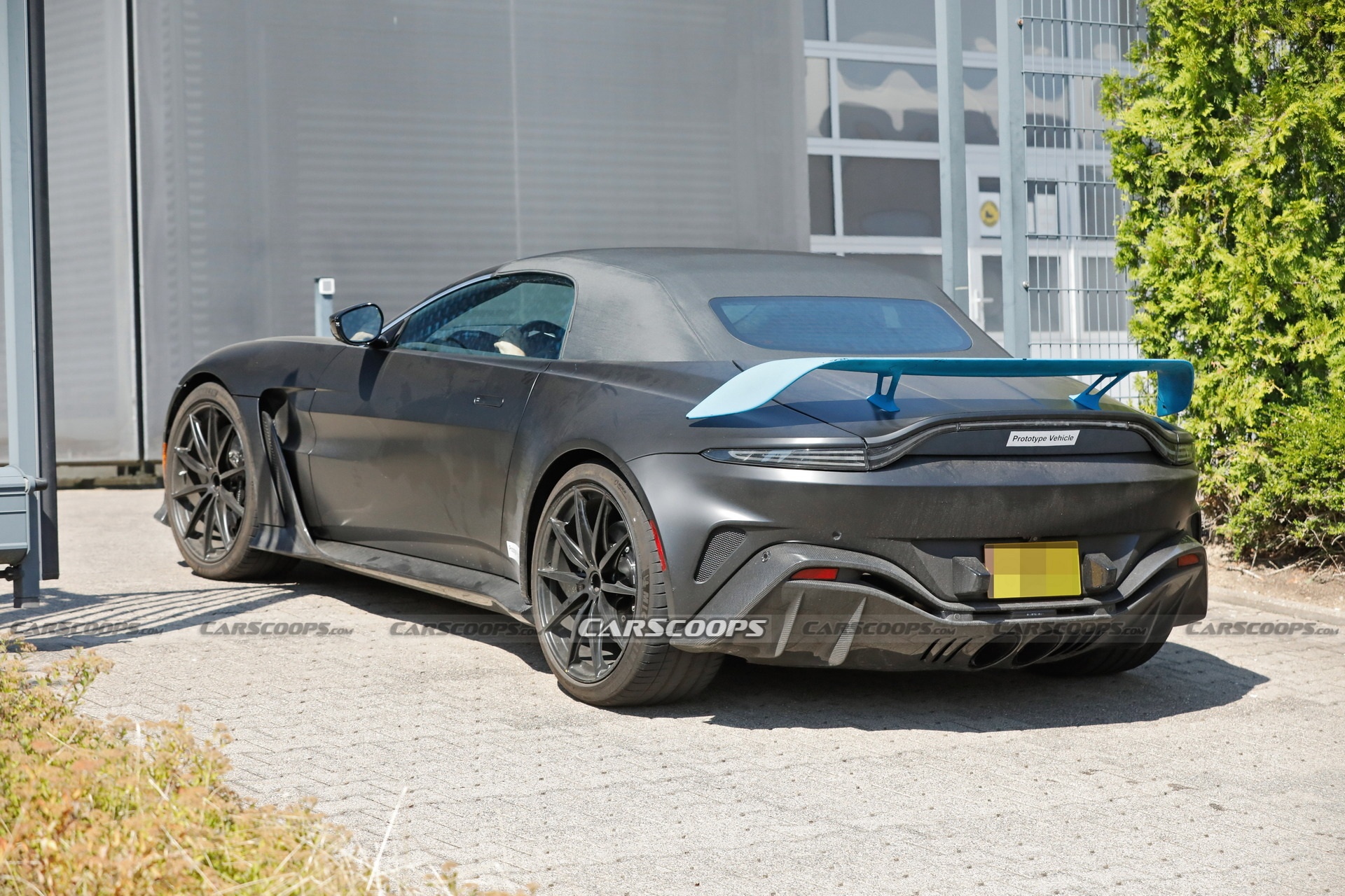 Aston Martin V12 Vantage Roadster anh 2