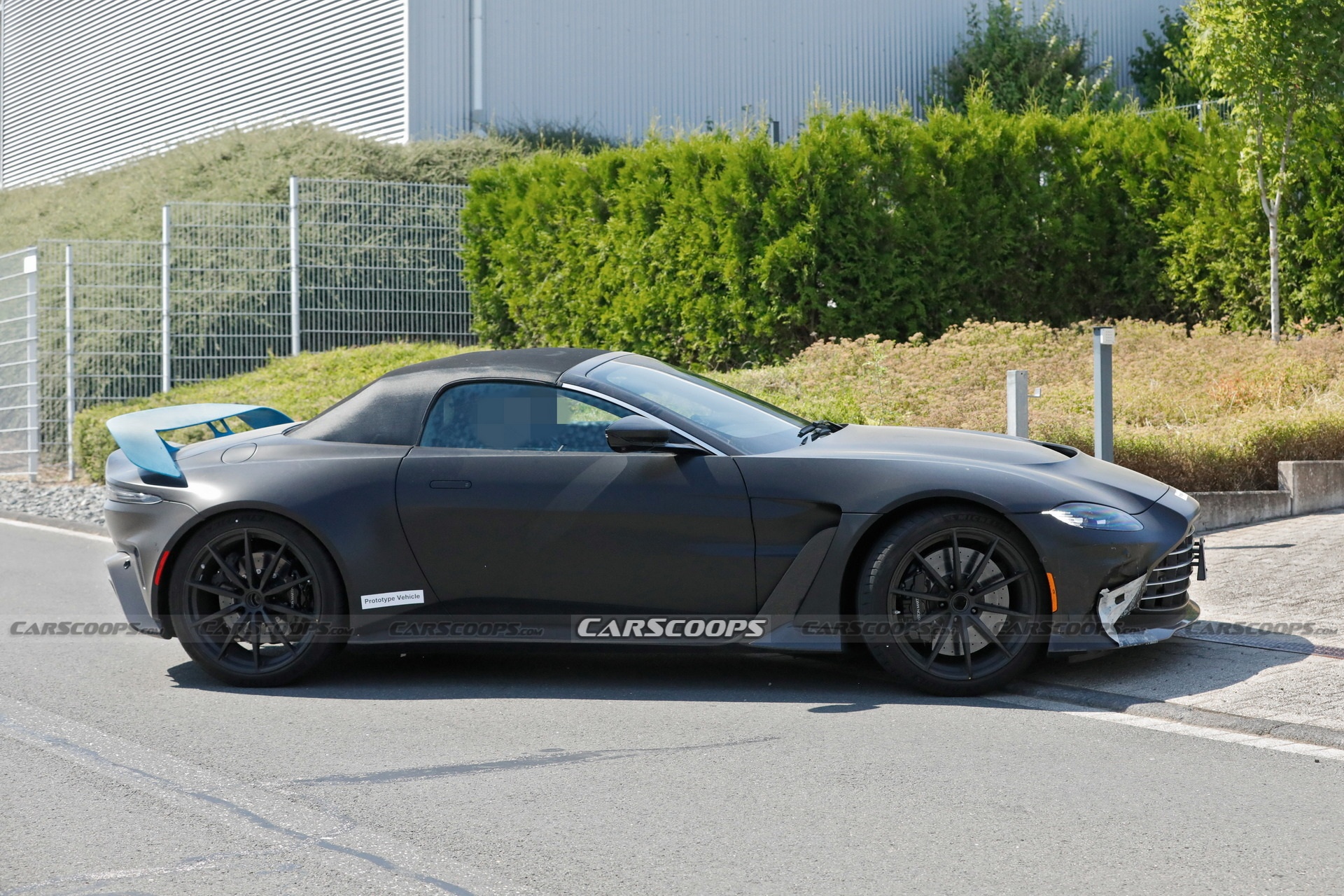 Aston Martin V12 Vantage Roadster anh 3