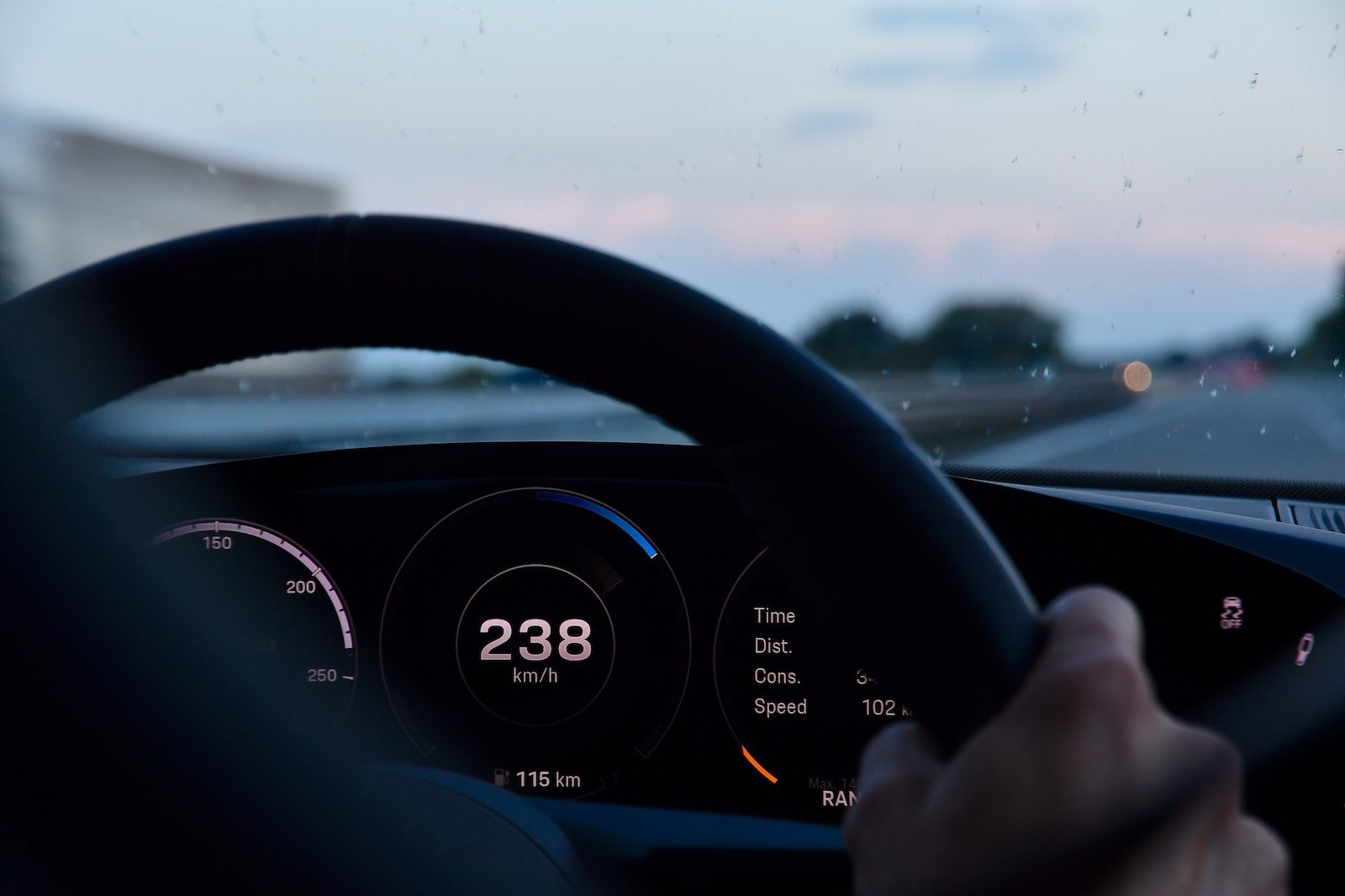 Porsche Taycan anh 2