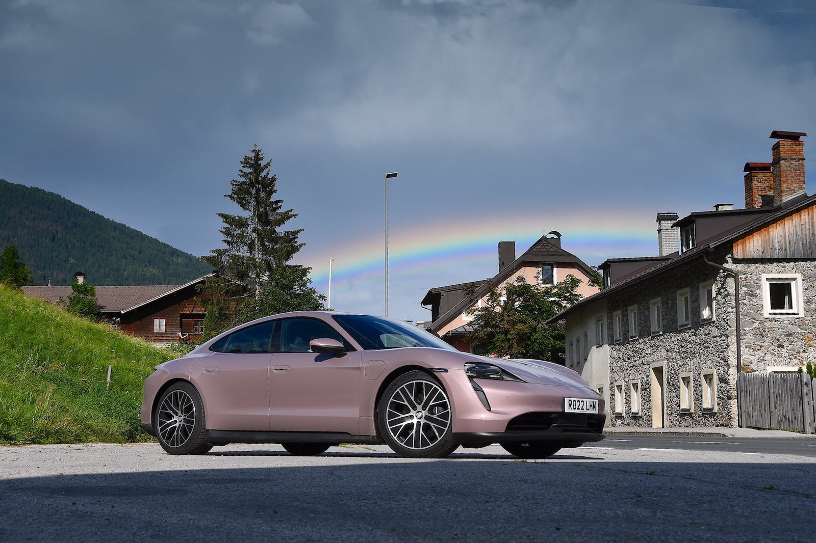 Porsche Taycan lap ky luc di qua 14 quoc gia trong 24 gio hinh anh