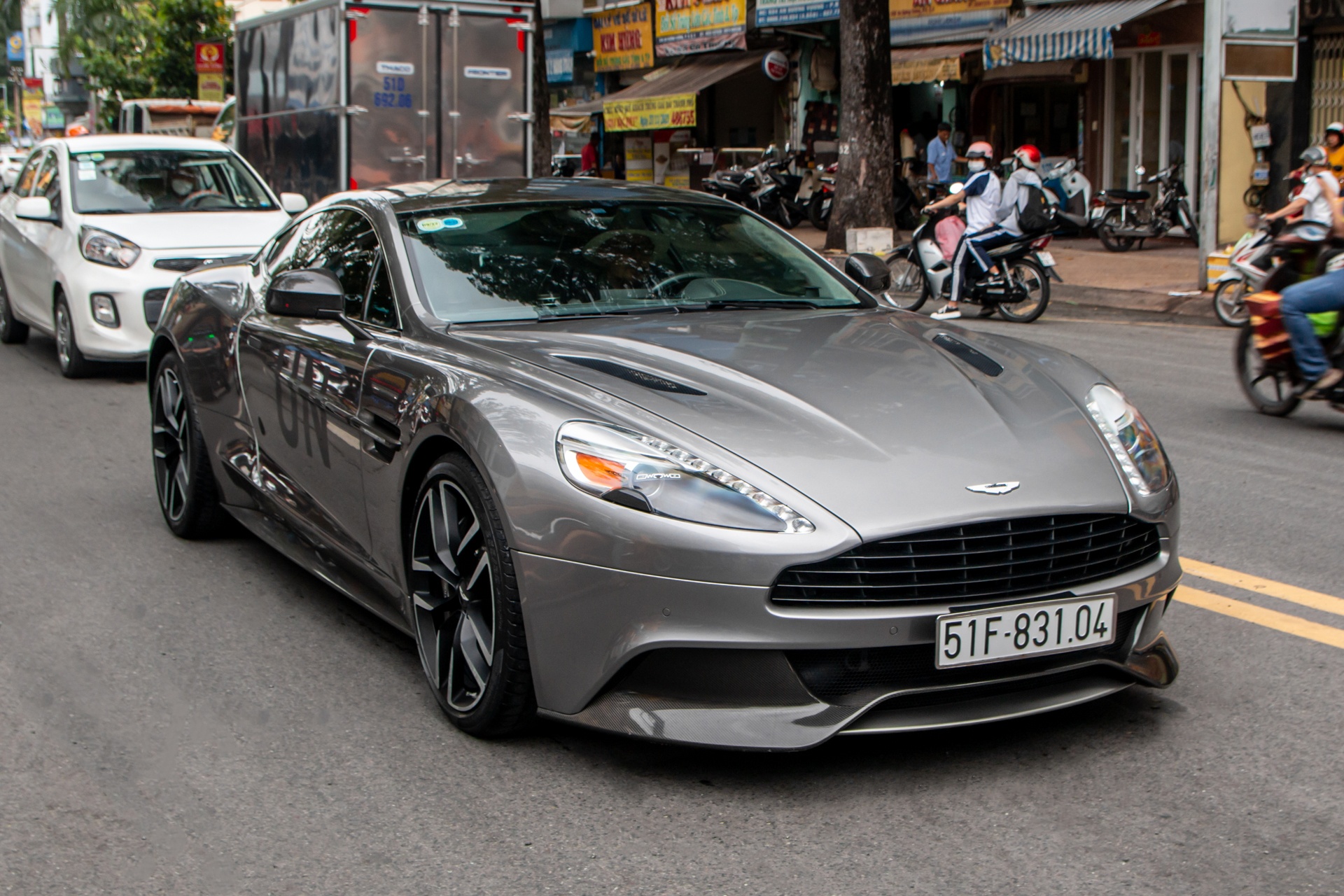 Aston Martin Vanquish mau doc tai TP.HCM hinh anh