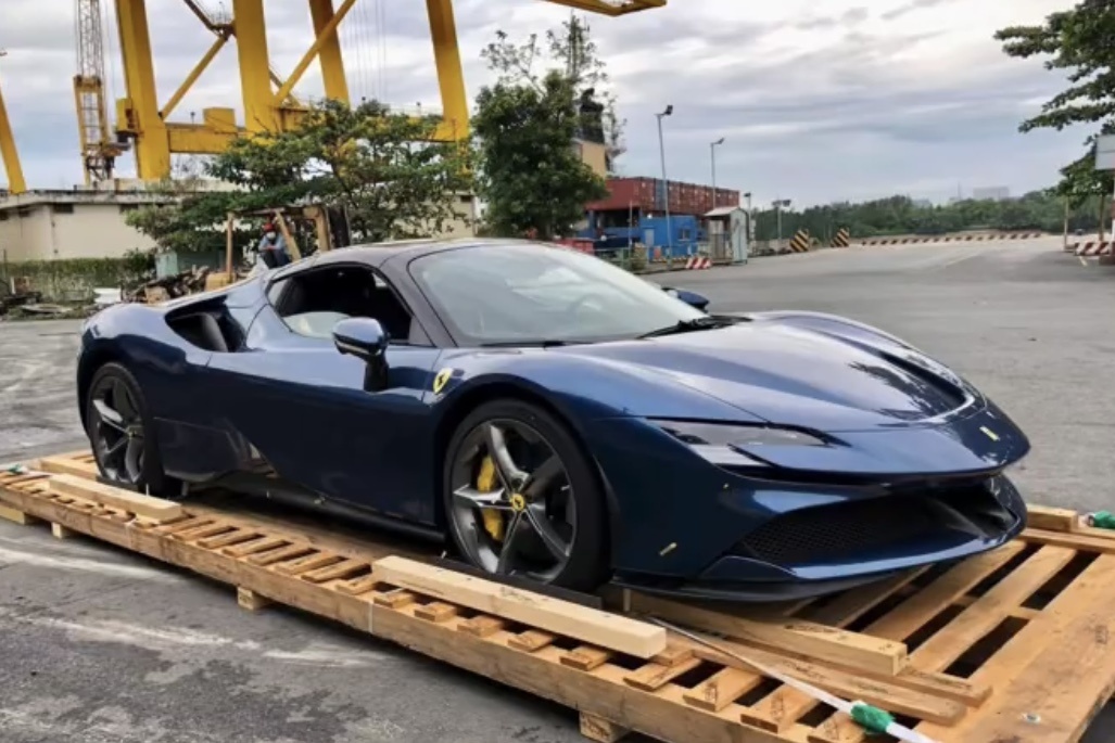 Ong Nguyen Quoc Cuong so huu Ferrari SF90 Spider thu hai tai Viet Nam hinh anh