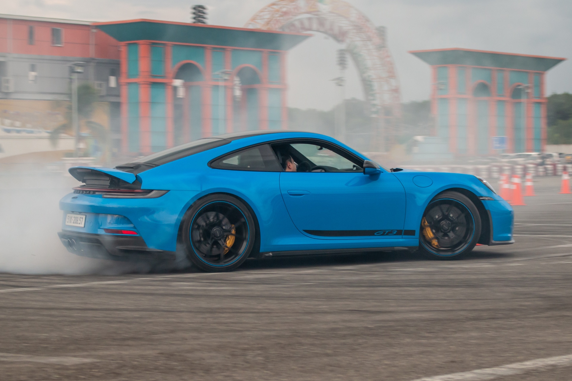 Ong Nguyen Quoc Cuong drift Porsche 911 GT3 tai truong dua hinh anh