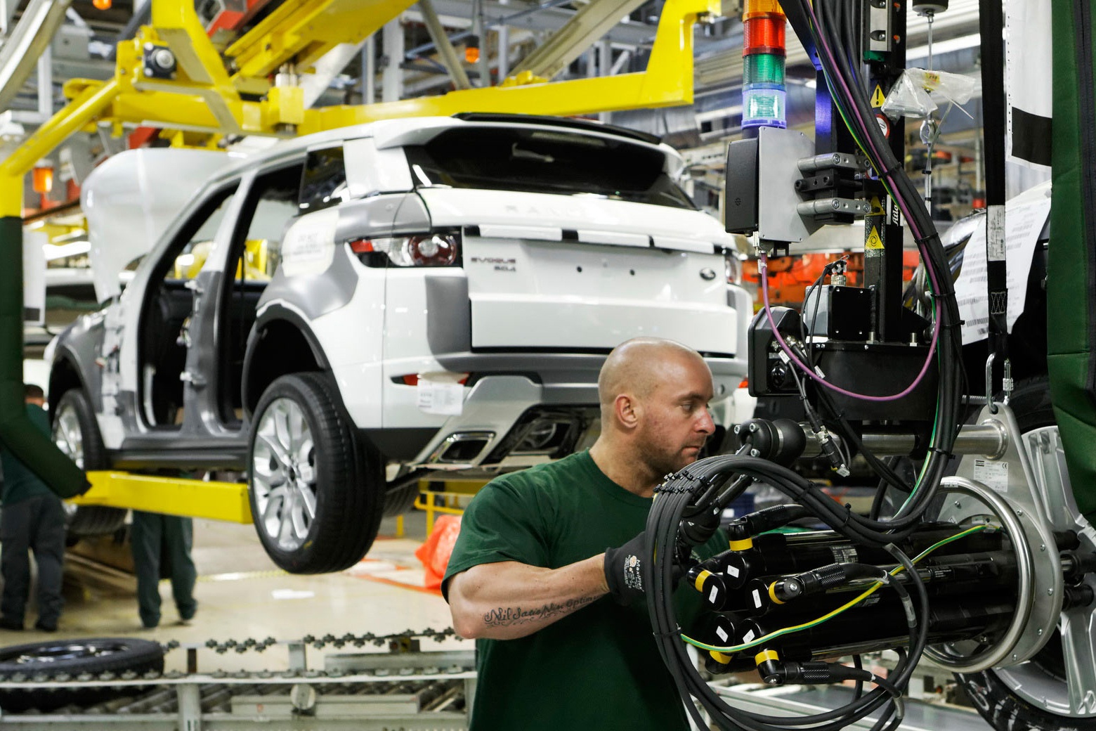 Jaguar Land Rover chuyen doi nha may de san xuat xe dien hinh anh