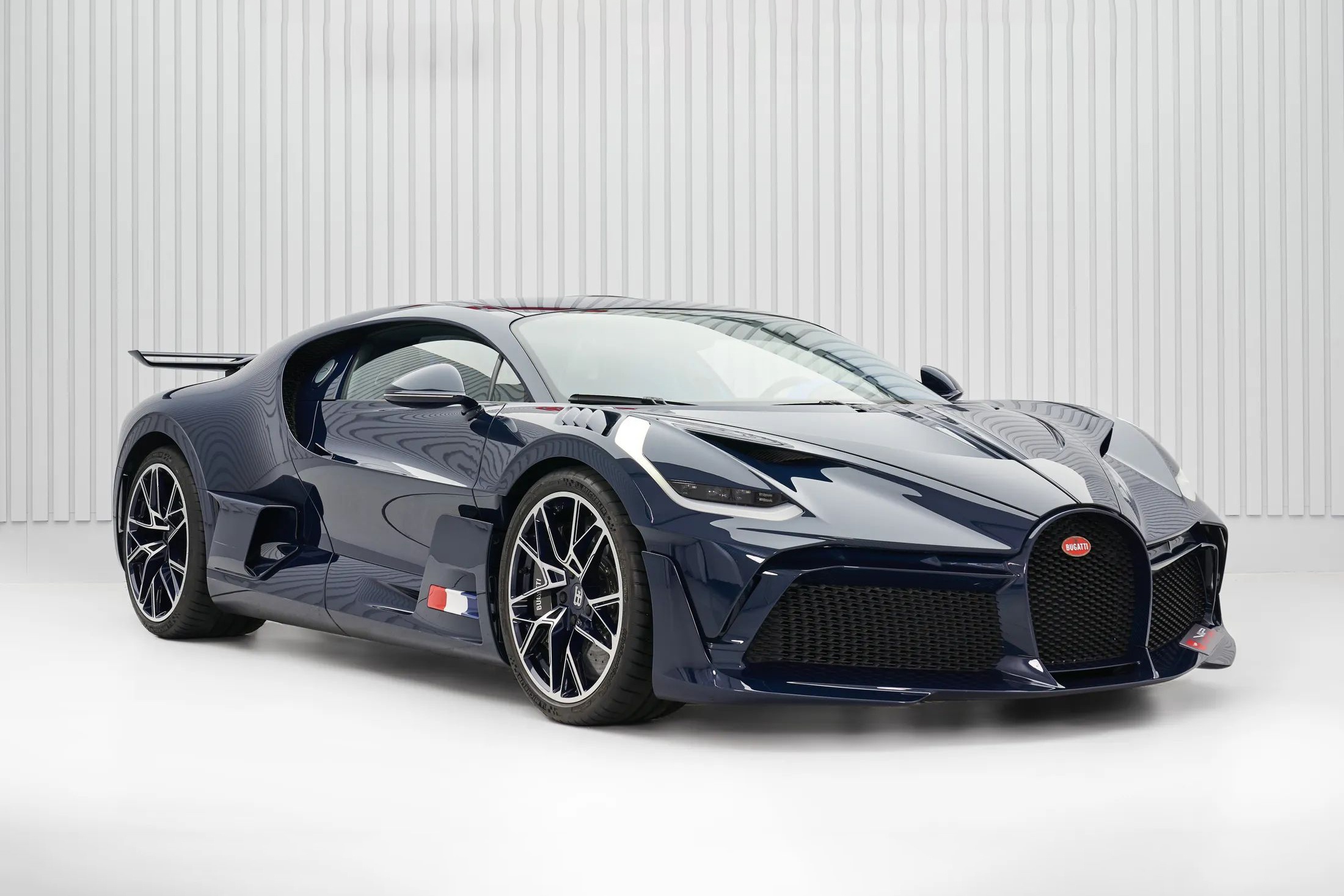 Bugatti Divo duoc ban lai voi gia 10 trieu USD hinh anh